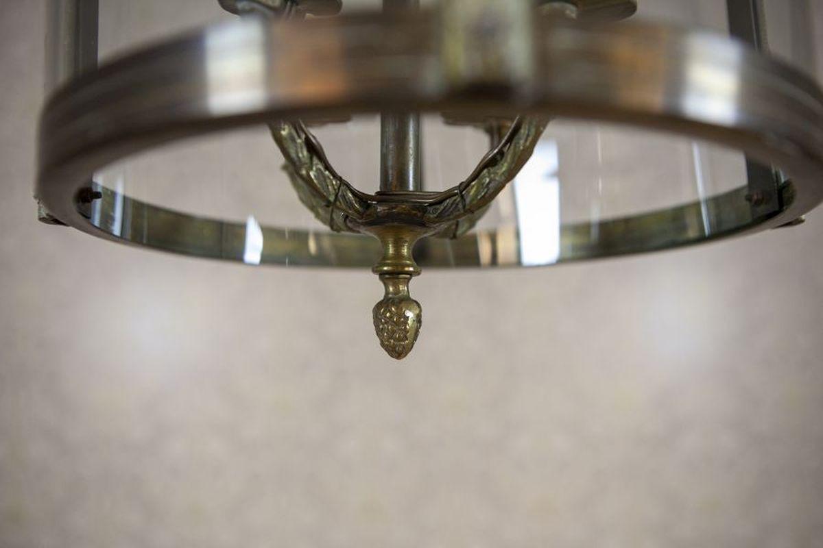 Lampada a sospensione in metallo e vetro della metà del XX secolo in vendita 3