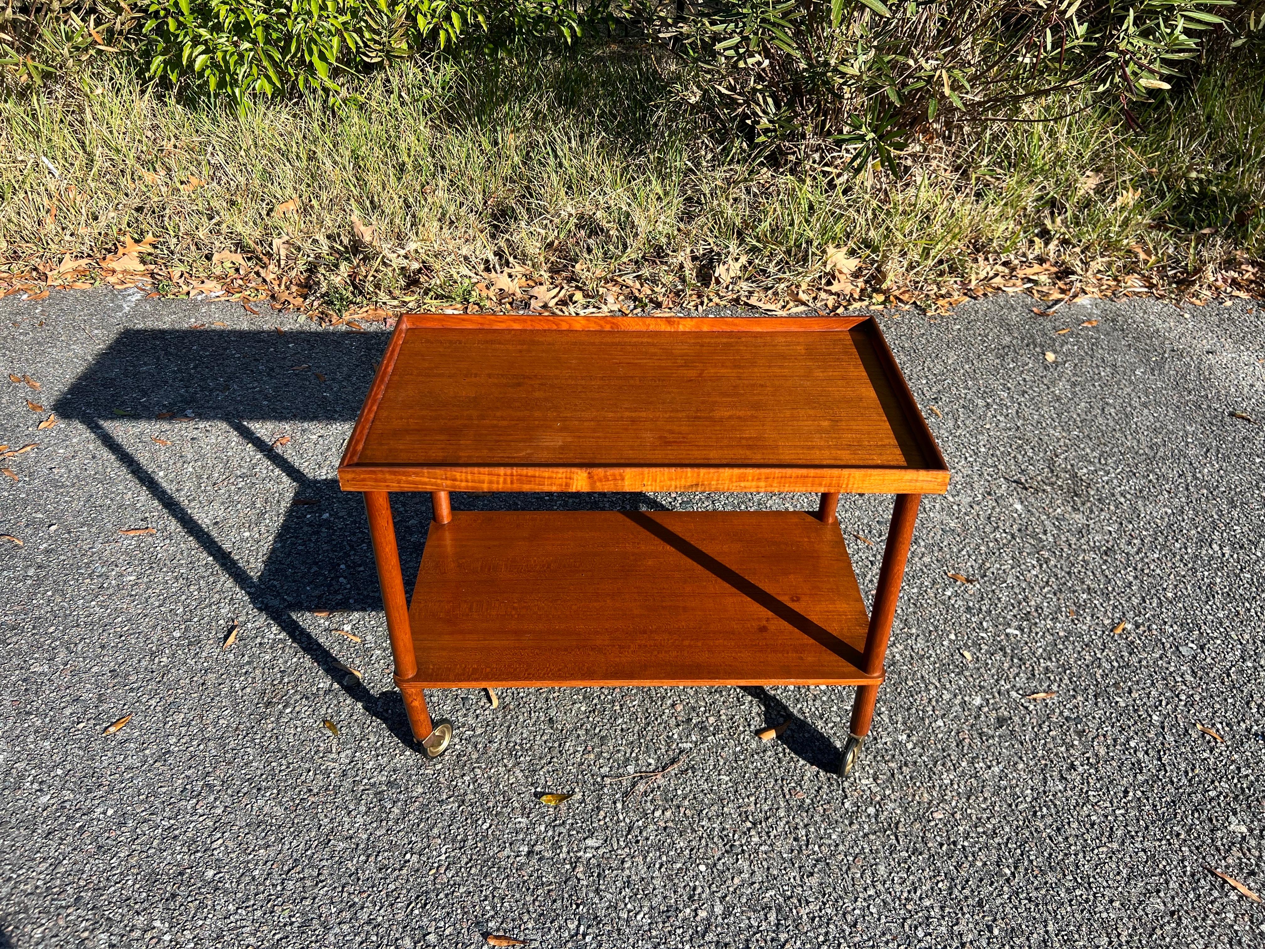 Chariot de bar en teck danois de style Borg Mogensen, milieu du 20e siècle Bon état - En vente à Charleston, SC