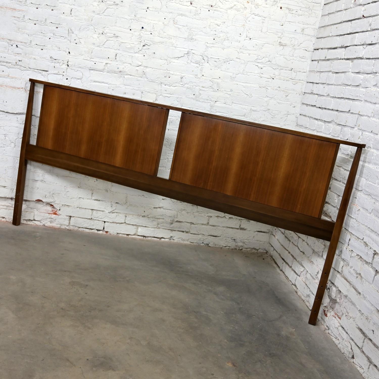 Mid-Century Modern Mid-20th Century Mid Century Modern King Sized Double Paneled Walnut Headboard (Tête de lit en noyer)  en vente