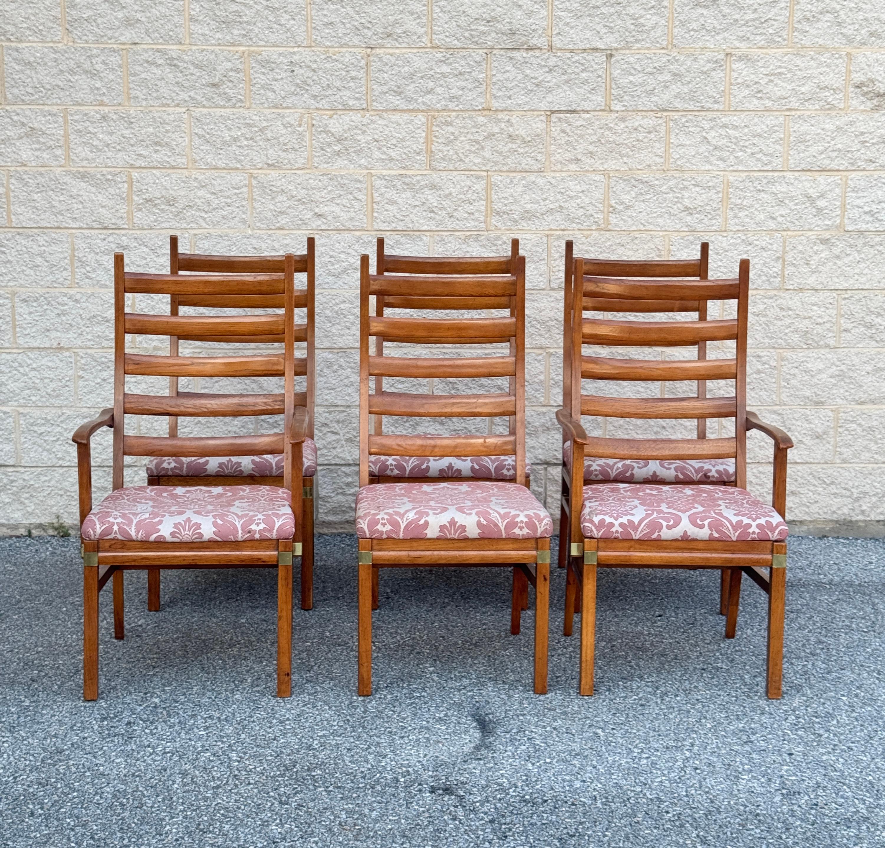 Set di 6 sedie da pranzo vintage con schienali a scaletta scultorei, strutture in legno massiccio ed eleganti accenti in ottone. Il set comprende 2 poltrone e 4 sedie laterali, ognuna con sedile imbottito.