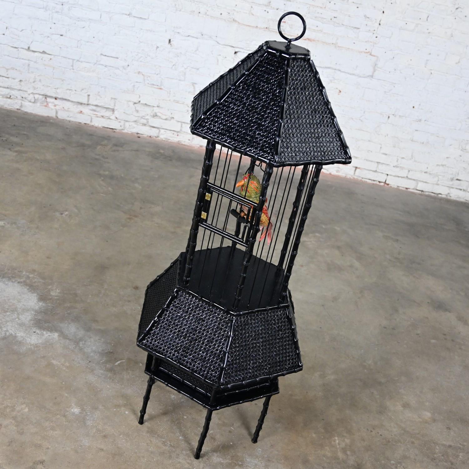Bambú Pintado de Negro Jaula Alta de Pájaro de Pie Moderna de Mitad del Siglo XX en Bueno estado para la venta en Topeka, KS