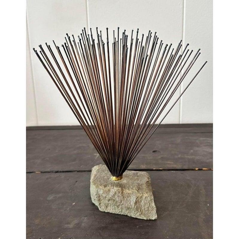 Questa scultura cinetica spray del Mid-Century Modern cattura lo spirito innovativo del design americano. La sua forma dinamica e il suo movimento fluido evocano un senso di movimento perpetuo e di eleganza moderna, rendendola un punto focale
