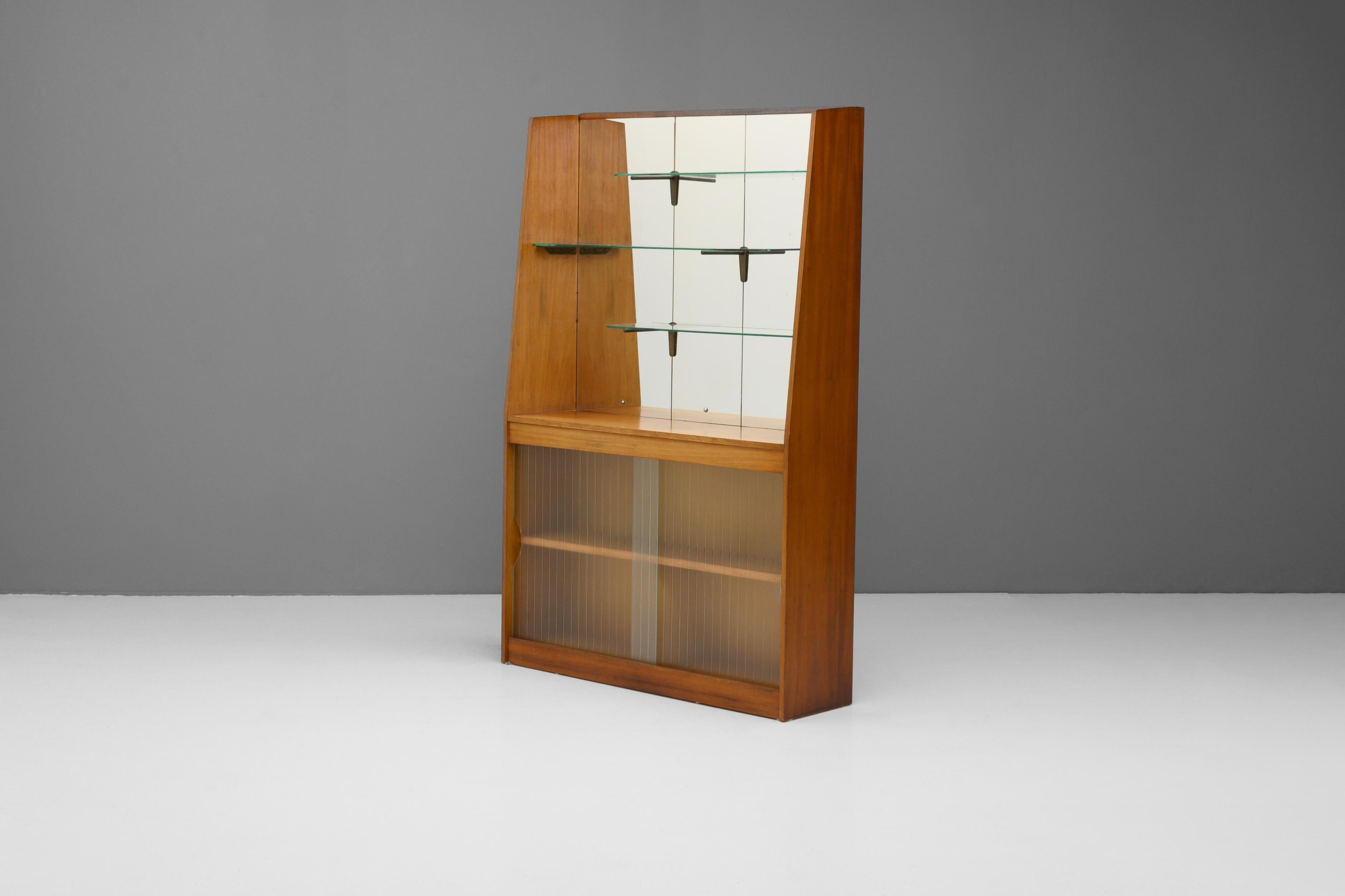 Insolita libreria a specchio della metà del XX secolo, con tre ripiani in vetro sostenuti da supporti in ottone e due ante scorrevoli vetrate sottostanti. Completamente restaurato.