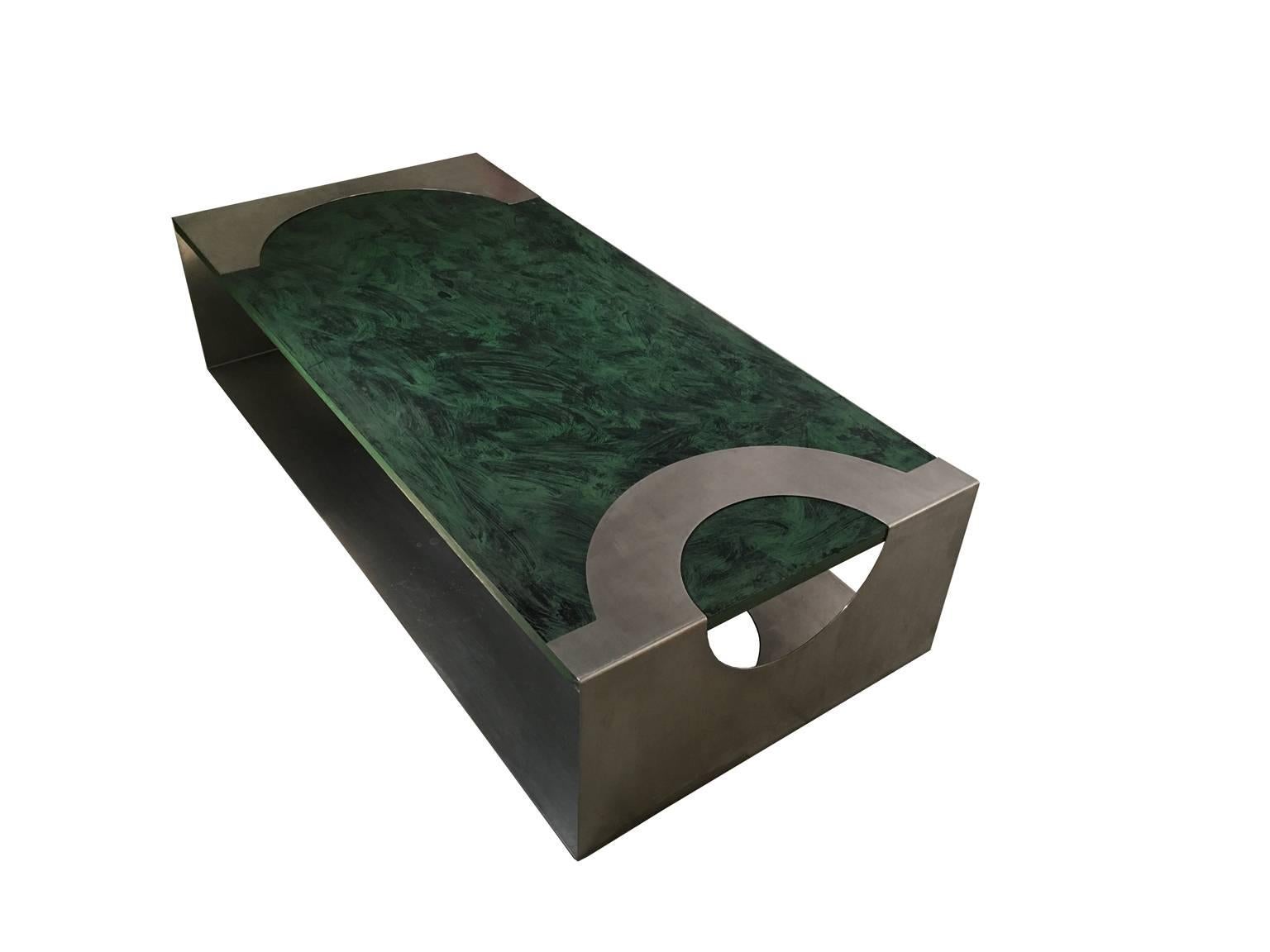 italien Table basse post-moderne en bois patiné vert et acier inoxydable de 1970 en vente