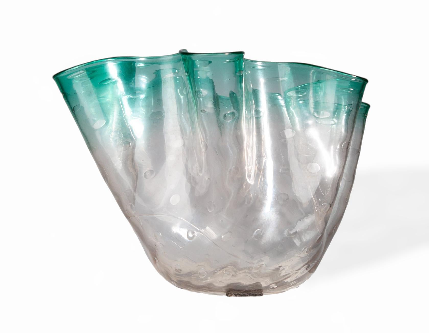 italien Vase Fazzoletto en verre de Murano bleuâtre moderne du milieu du 20e siècle avec plis, Italie en vente