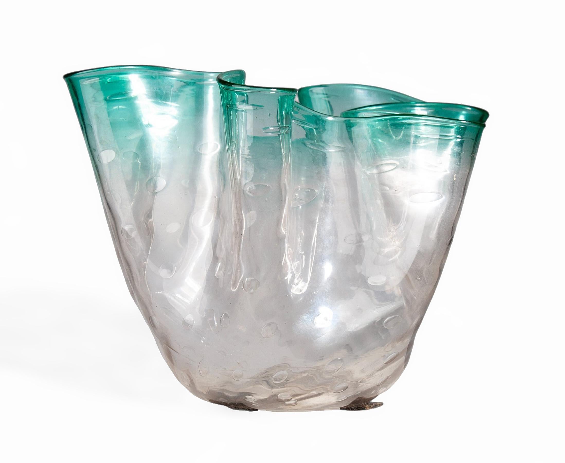 Moulage Vase Fazzoletto en verre de Murano bleuâtre moderne du milieu du 20e siècle avec plis, Italie en vente