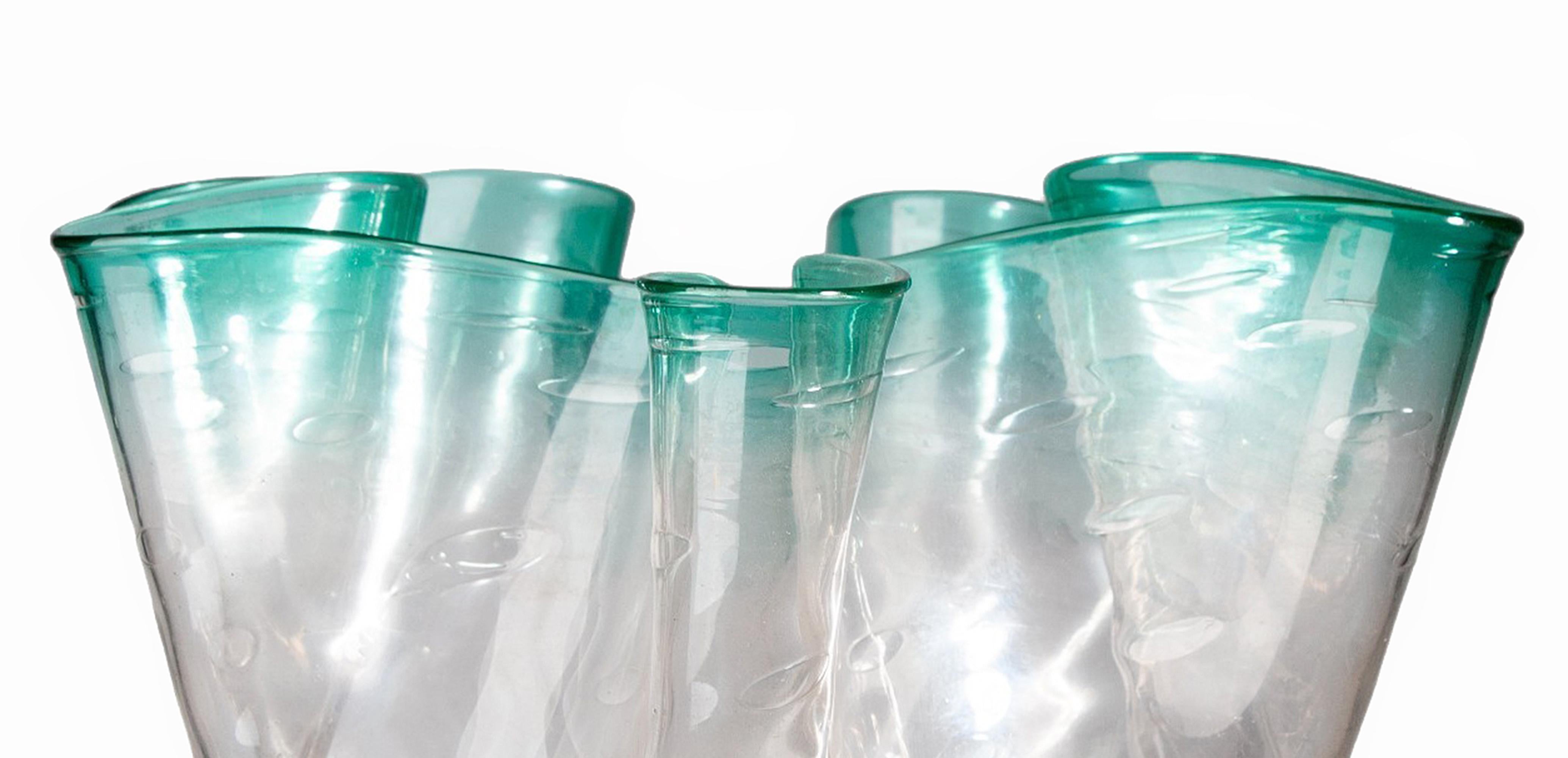 Vase Fazzoletto en verre de Murano bleuâtre moderne du milieu du 20e siècle avec plis, Italie Bon état - En vente à North Miami, FL