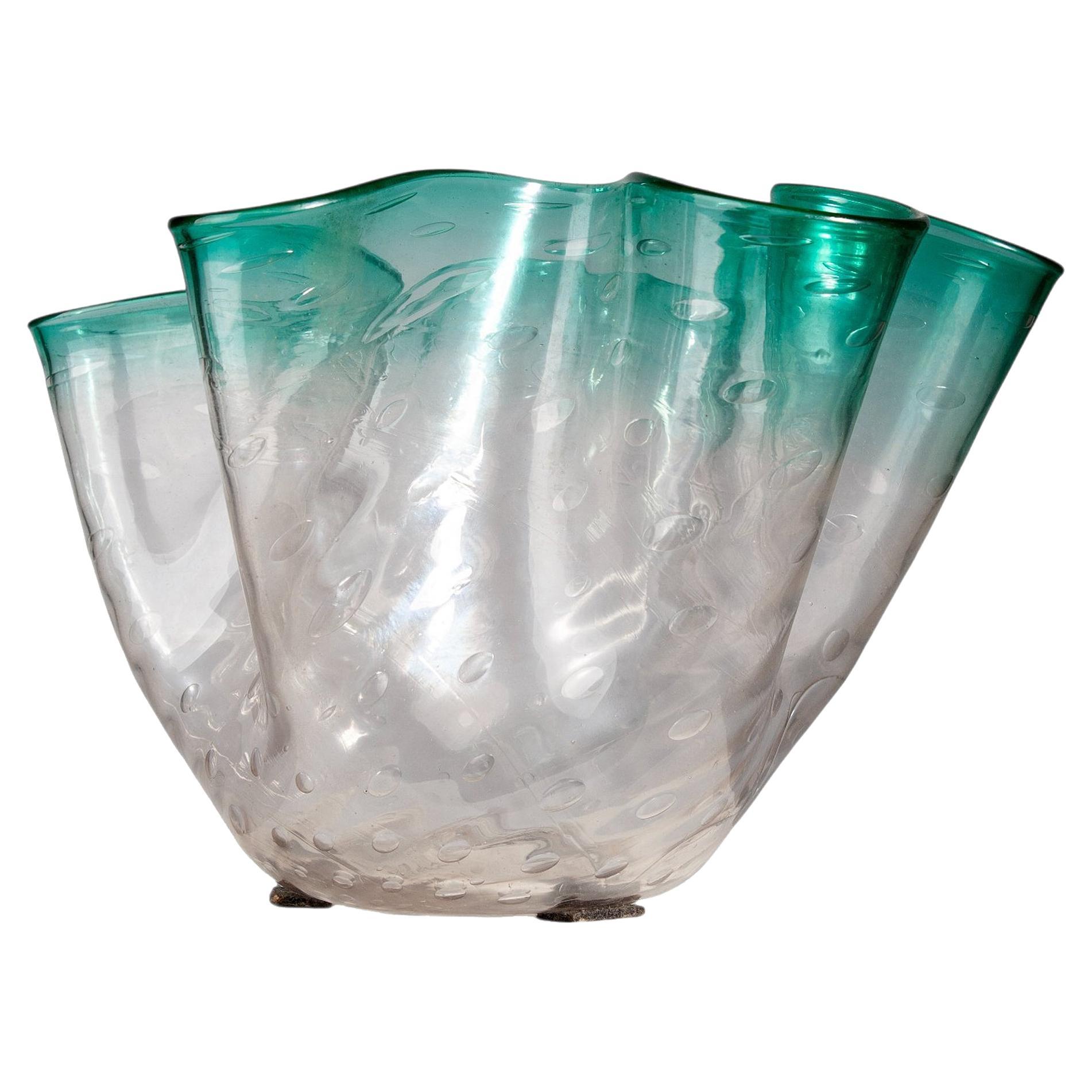 Mitte des 20. Jahrhunderts Modernes bläuliches Murano Glas 'Fazzoletto' Vase mit Foldes, Italien