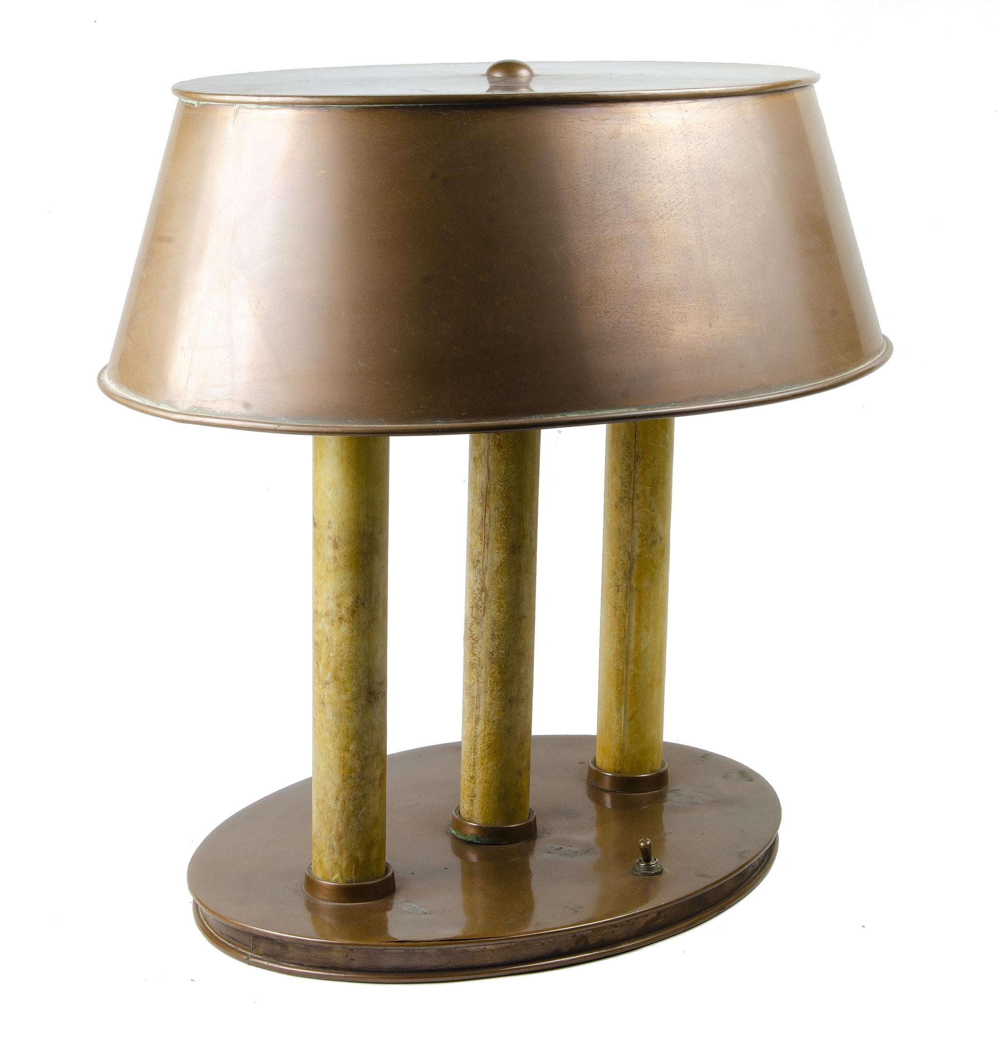 Lampe de table Bouillotte moderne du milieu du 20e siècle avec corps et abat-jour en laiton, Italie

Par : inconnu
MATERIAL : laiton, zinc, cuivre, métal
Technique : fonte, moulage, travail du métal, polissage.
Dimensions : 13.75 in x 17.75 in x