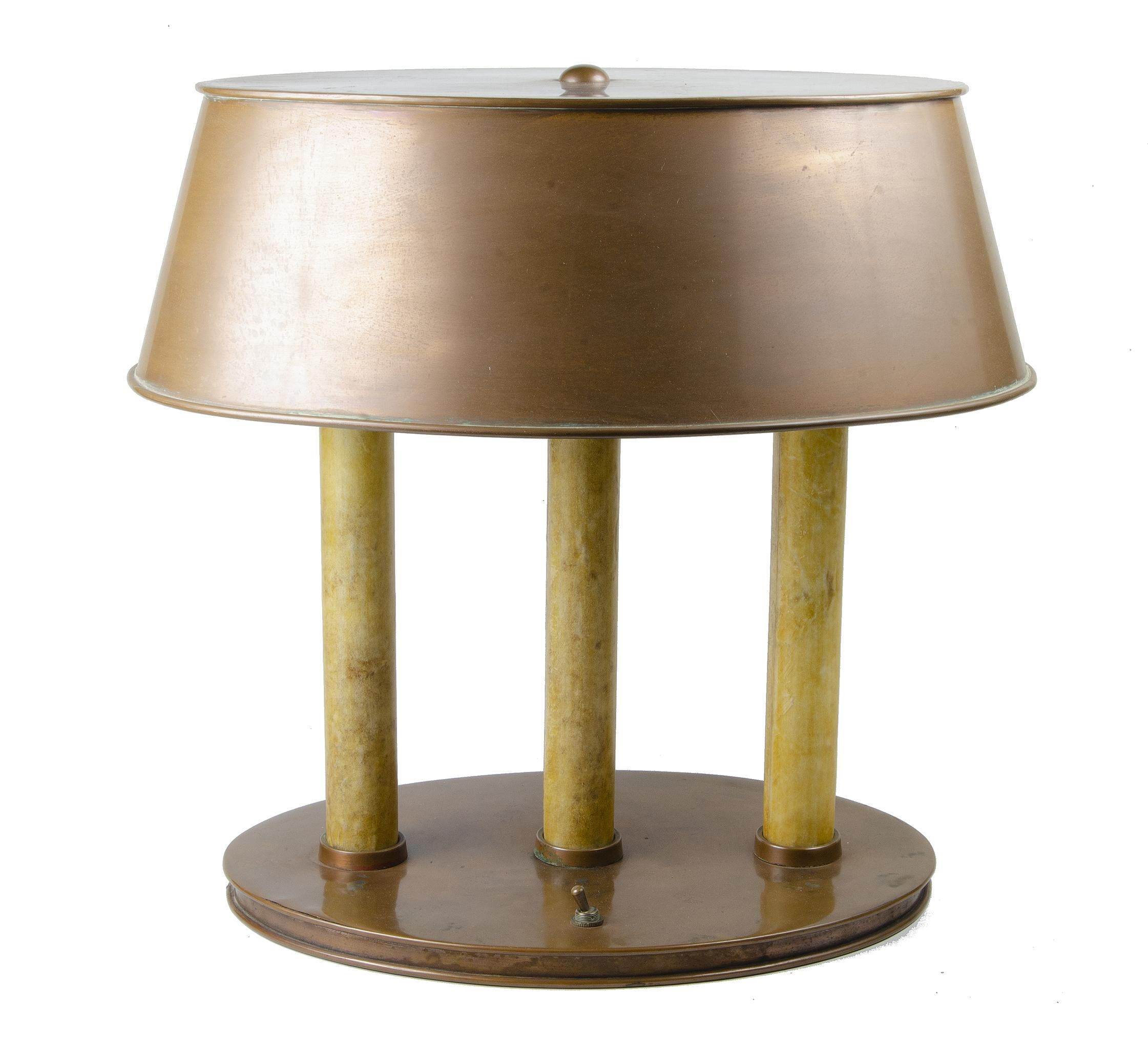 Mid-Century Modern Lampe de table Bouillotte moderne du milieu du 20e siècle avec corps et abat-jour en laiton, Italie en vente