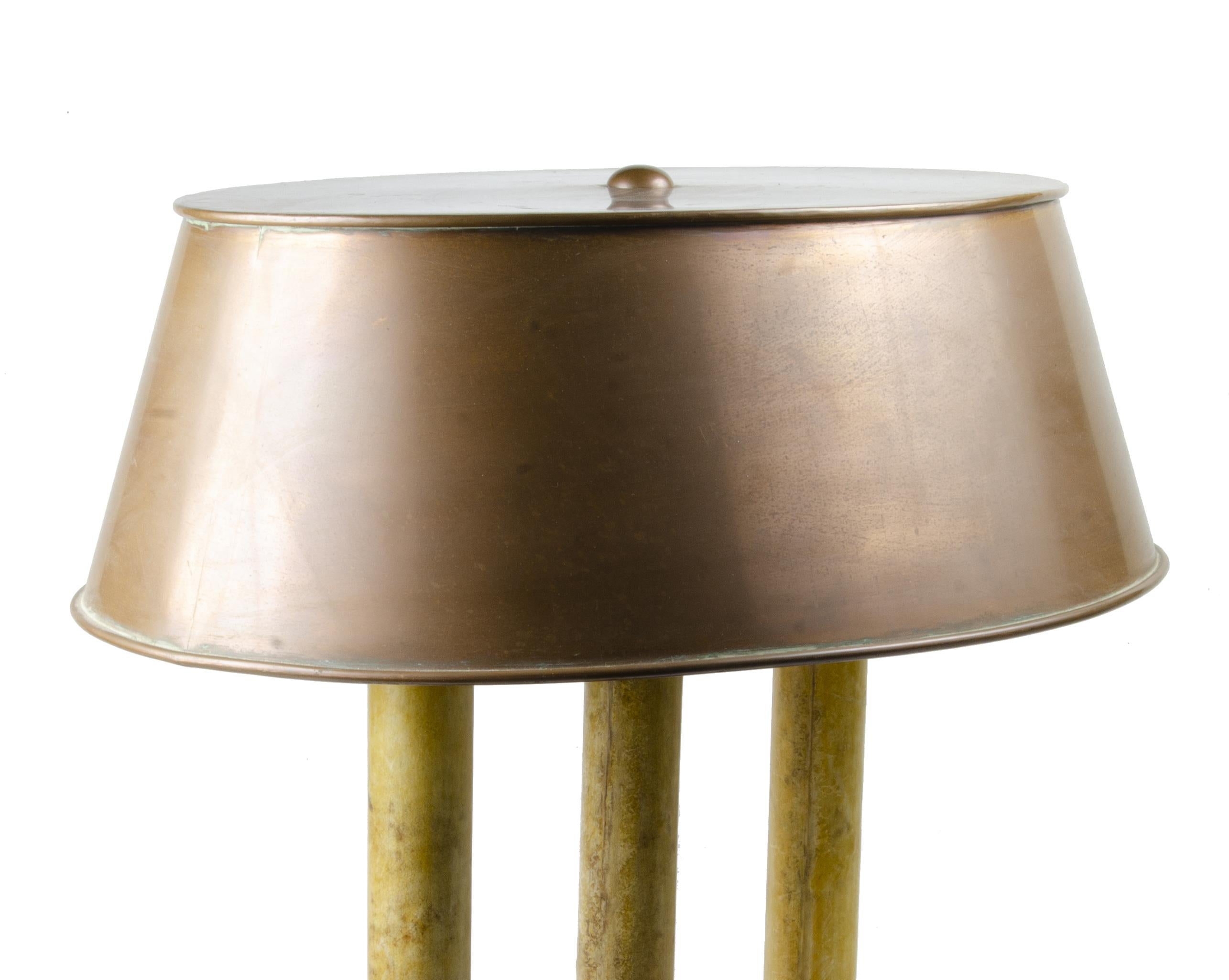 italien Lampe de table Bouillotte moderne du milieu du 20e siècle avec corps et abat-jour en laiton, Italie en vente