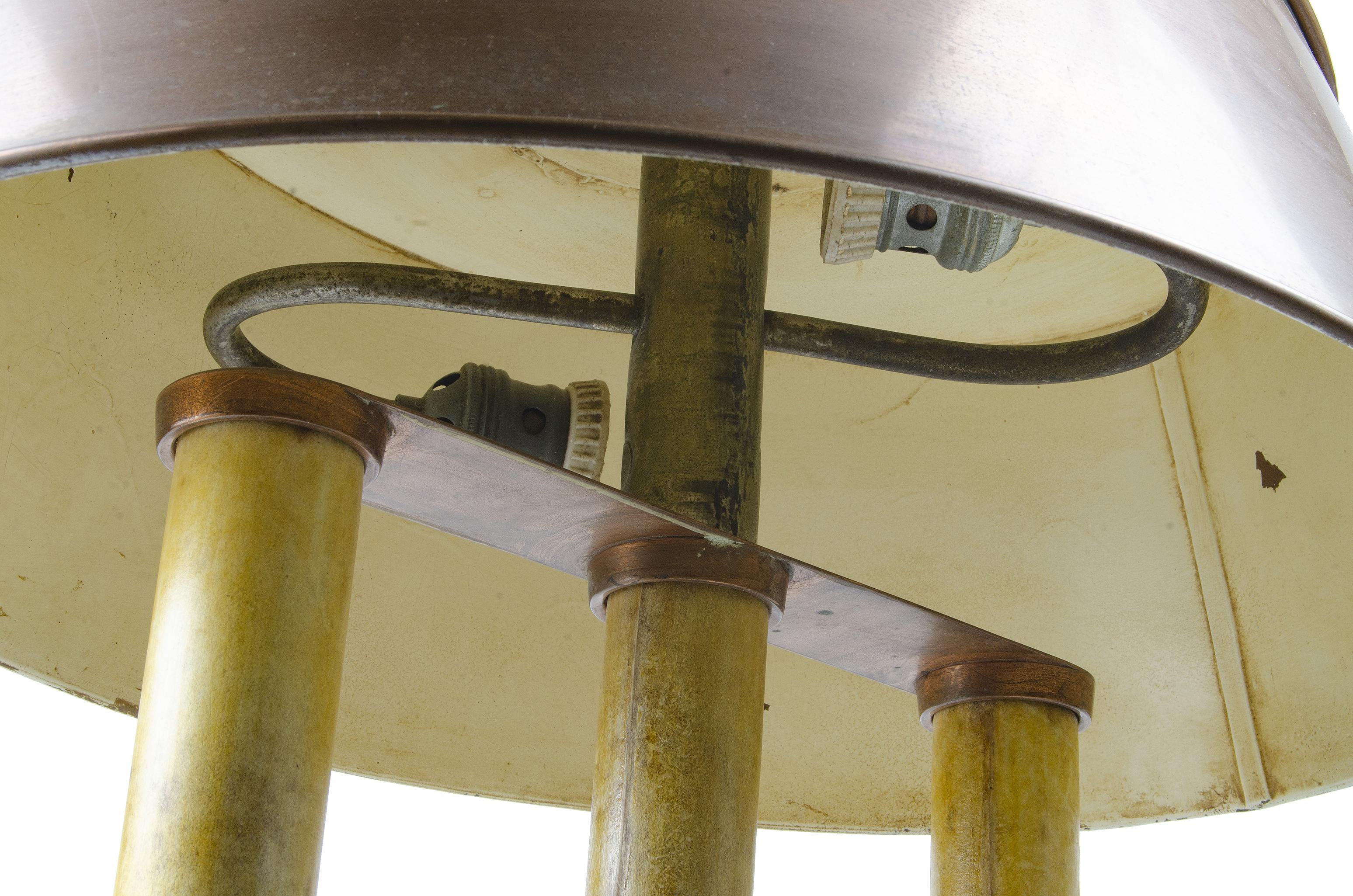 Moulage Lampe de table Bouillotte moderne du milieu du 20e siècle avec corps et abat-jour en laiton, Italie en vente