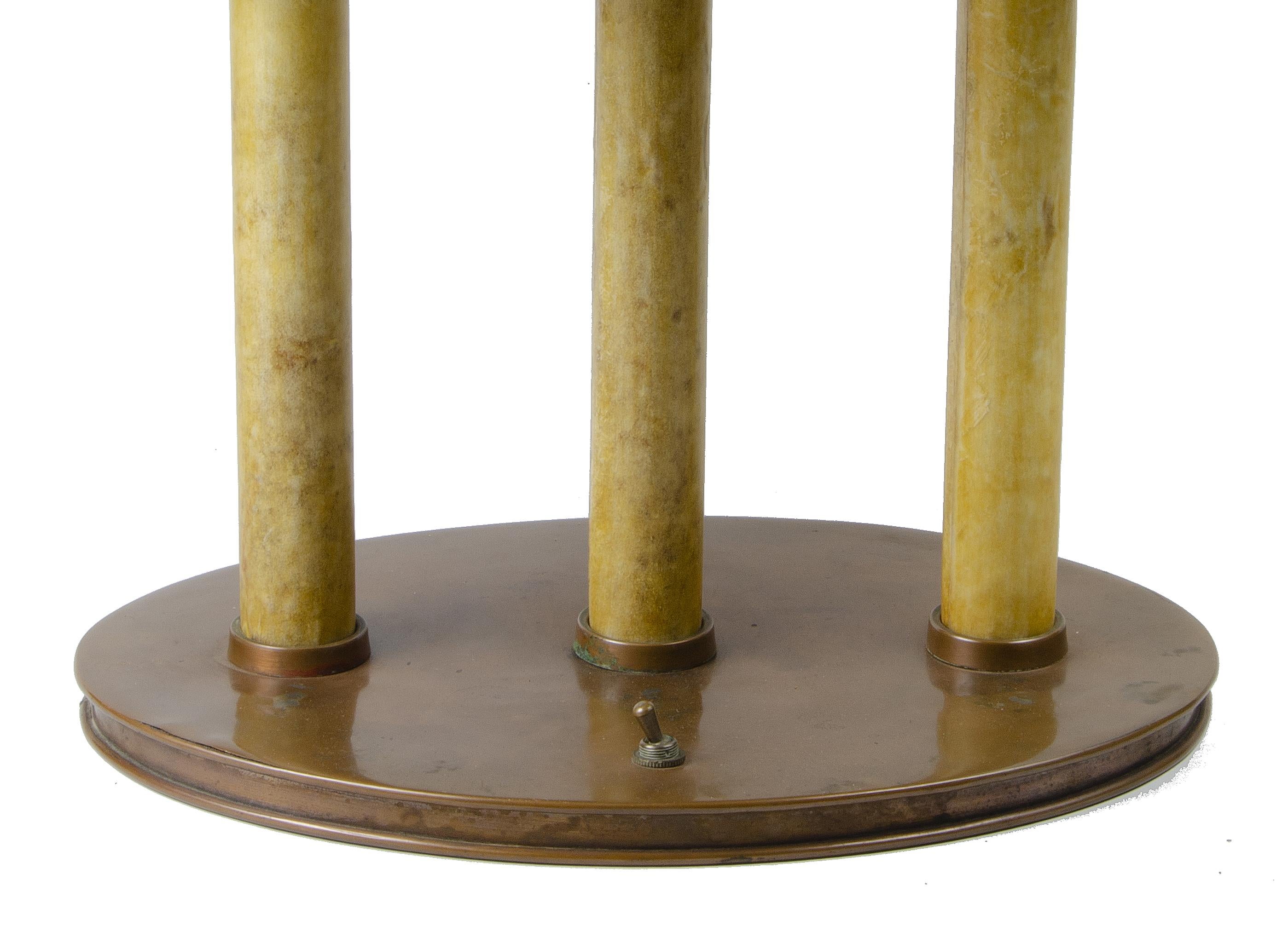 20ième siècle Lampe de table Bouillotte moderne du milieu du 20e siècle avec corps et abat-jour en laiton, Italie en vente