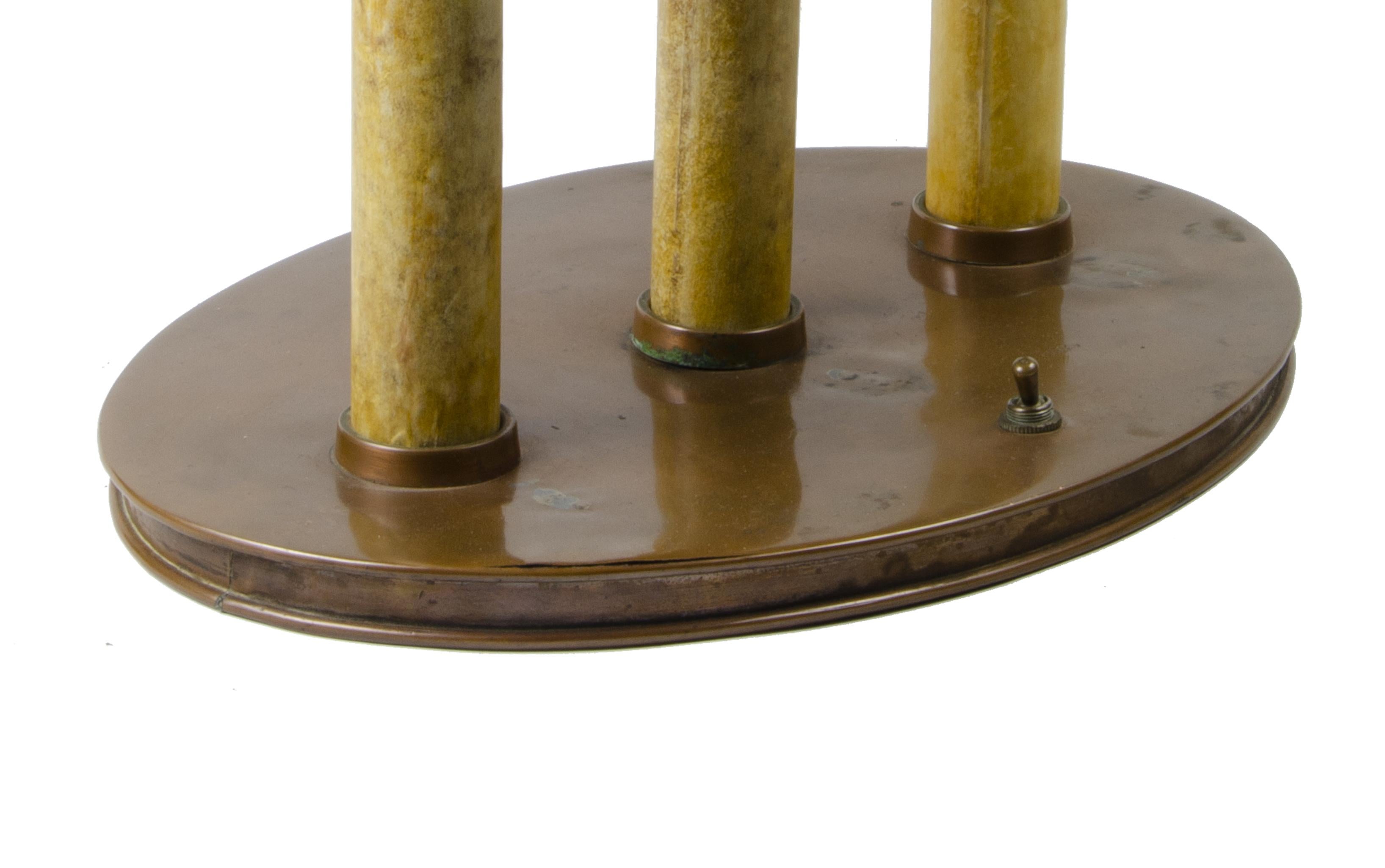 Métal Lampe de table Bouillotte moderne du milieu du 20e siècle avec corps et abat-jour en laiton, Italie en vente