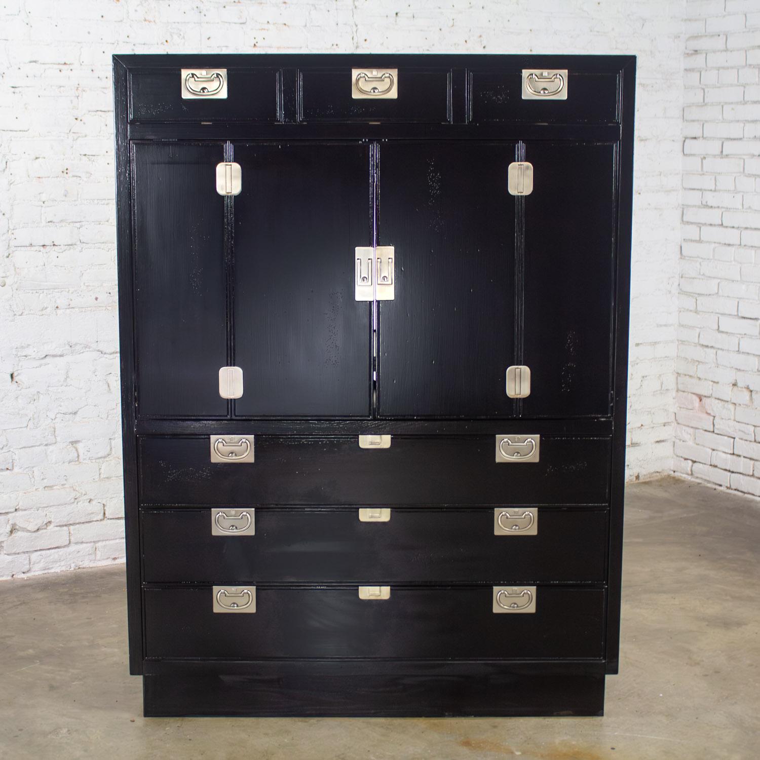 Fabulous Vintage Modern Campaigner oder Hollywood Regency schwarz lackiert Unterhaltung Schrank oder Schrank mit vertieften Basis, Messing-Hardware, & es hat eine ursprüngliche leicht distressed beenden. Schöner Zustand, wenn man bedenkt, dass dies
