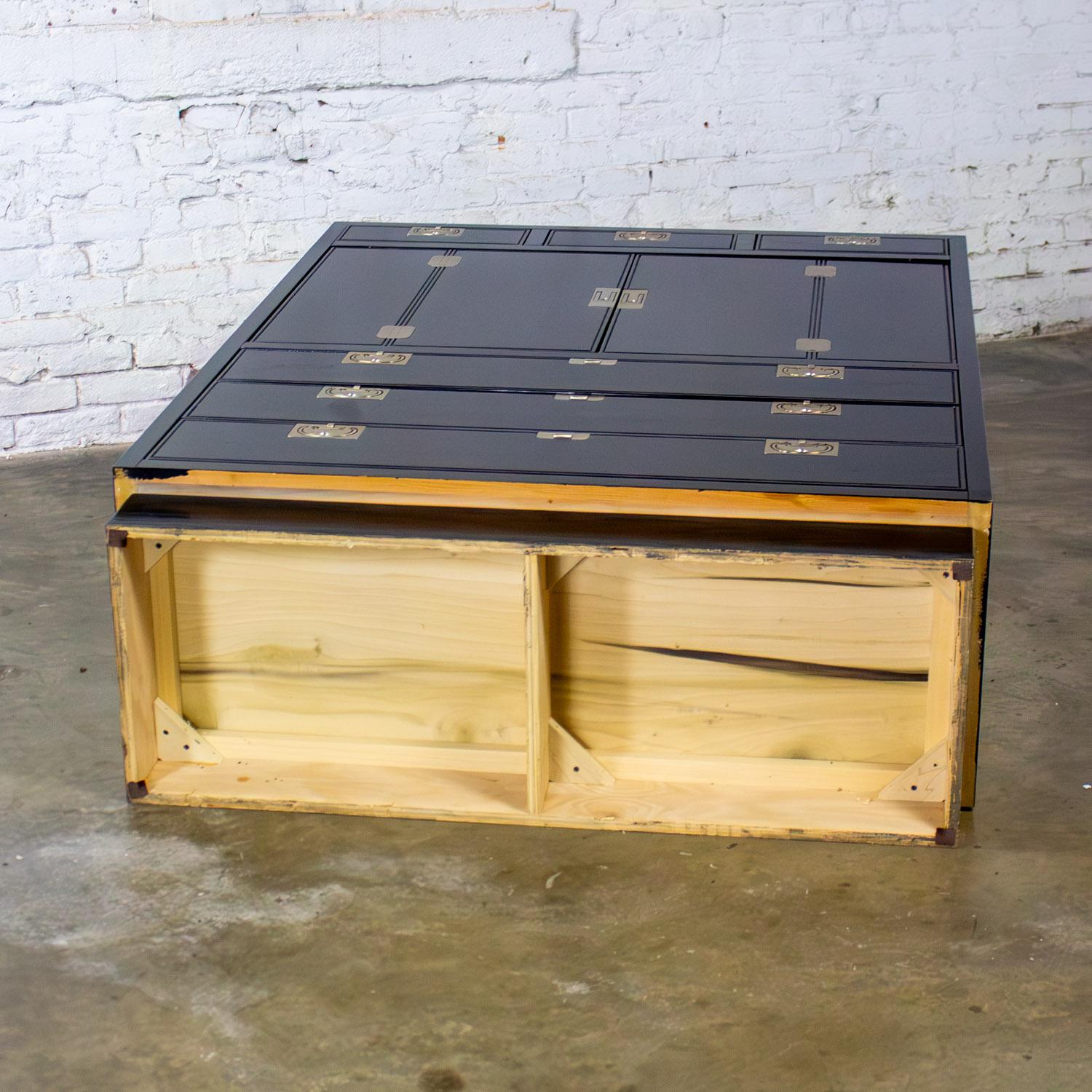 Mitte des 20. Jahrhunderts Modern Campaigner Henredon Schwarz Entertainment Cabinet oder Armoire (Messing) im Angebot