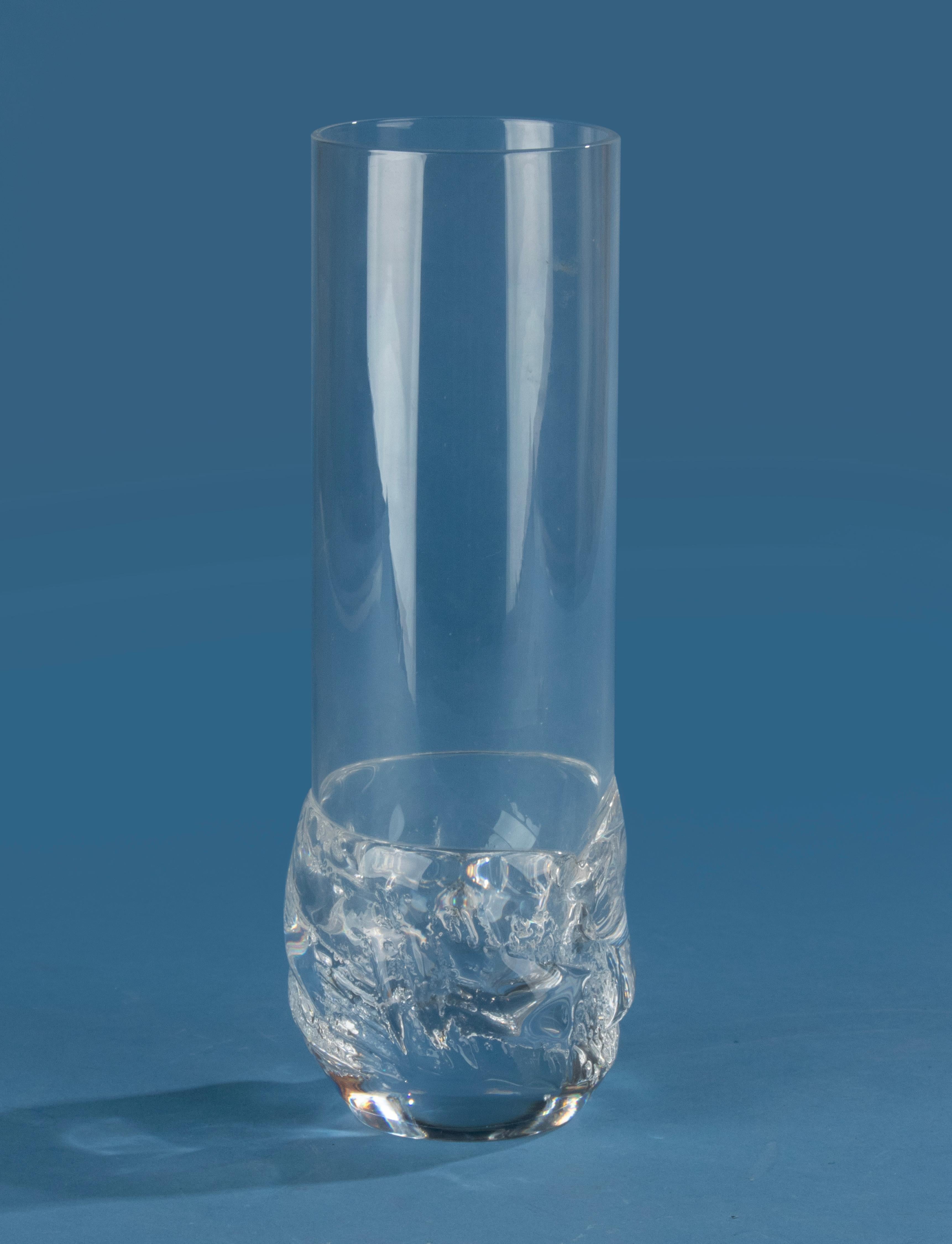 Un beau vase en cristal clair, fabriqué par la marque française Daum. 
Le vase date d'environ 1970. 
Signé sur le côté du fond.

Le vase a une hauteur de 26 cm et un diamètre de 9 cm.
Frais d'expédition dans le monde entier 