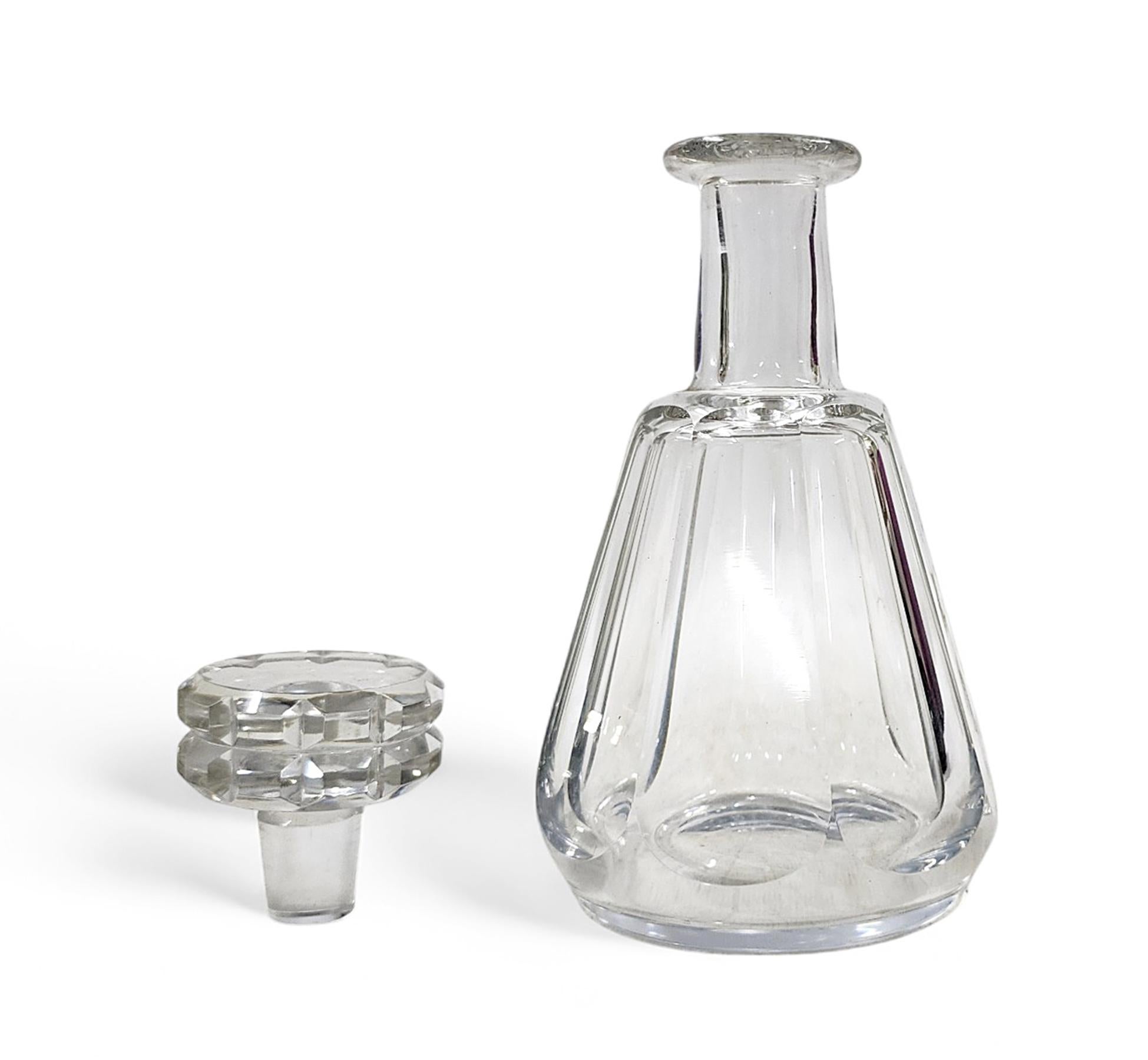 Decantador de cristal tallado/vidrio moderno de Baccarat de mediados del siglo XX con tapón, Francia Moderno de mediados de siglo en venta