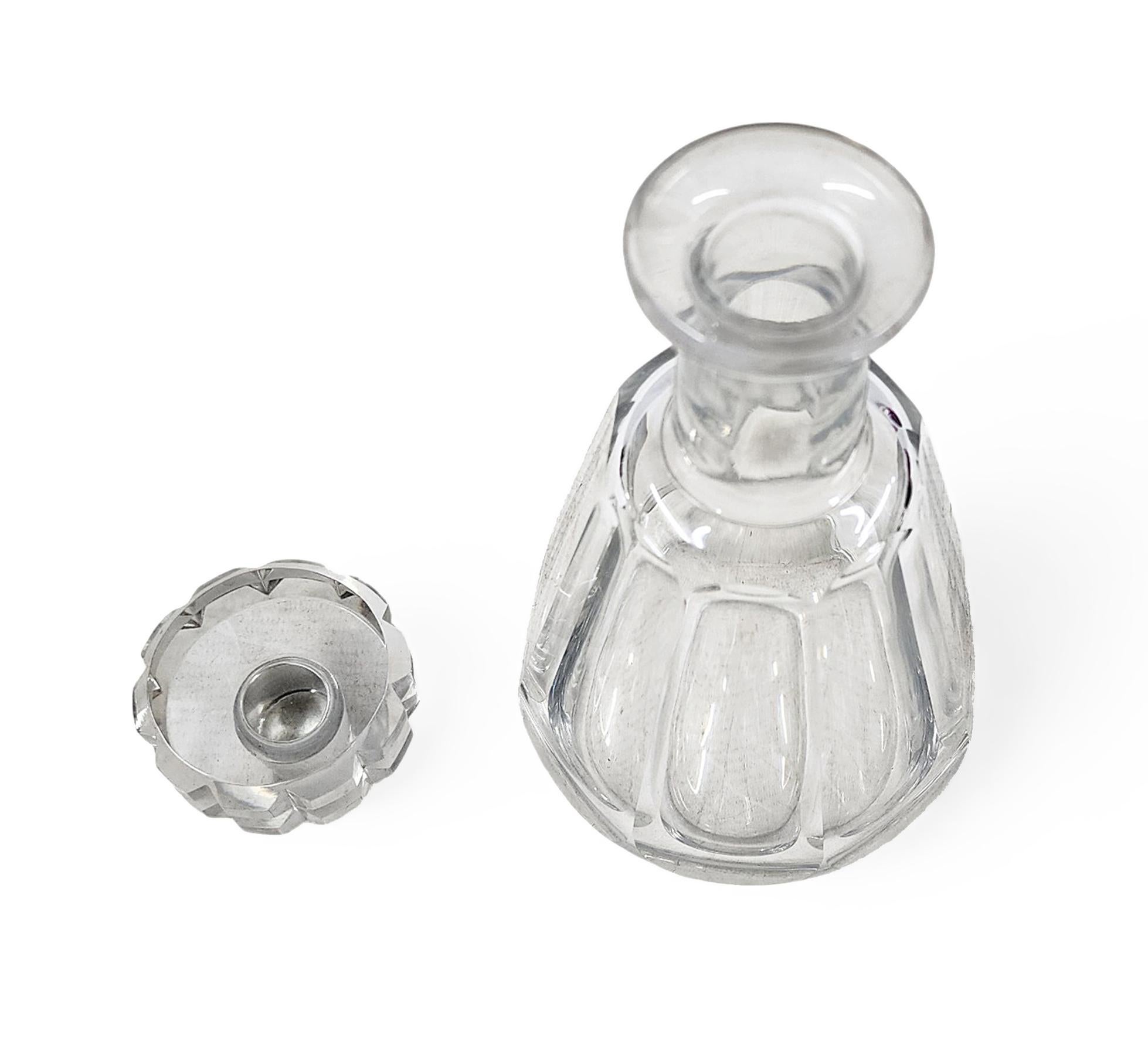Decantador de cristal tallado/vidrio moderno de Baccarat de mediados del siglo XX con tapón, Francia Francés en venta