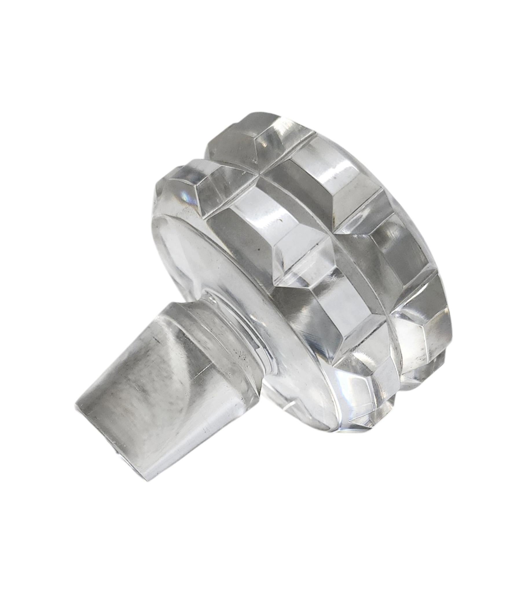 Decantador de cristal tallado/vidrio moderno de Baccarat de mediados del siglo XX con tapón, Francia Vaciado en venta