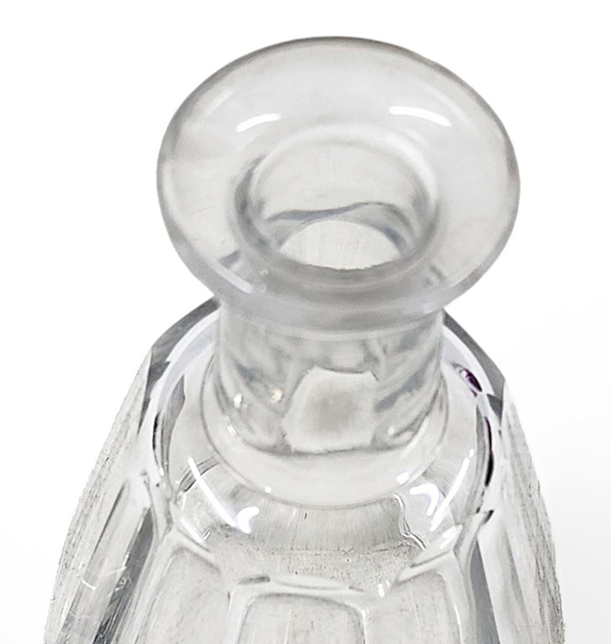 Decantador de cristal tallado/vidrio moderno de Baccarat de mediados del siglo XX con tapón, Francia en venta 1