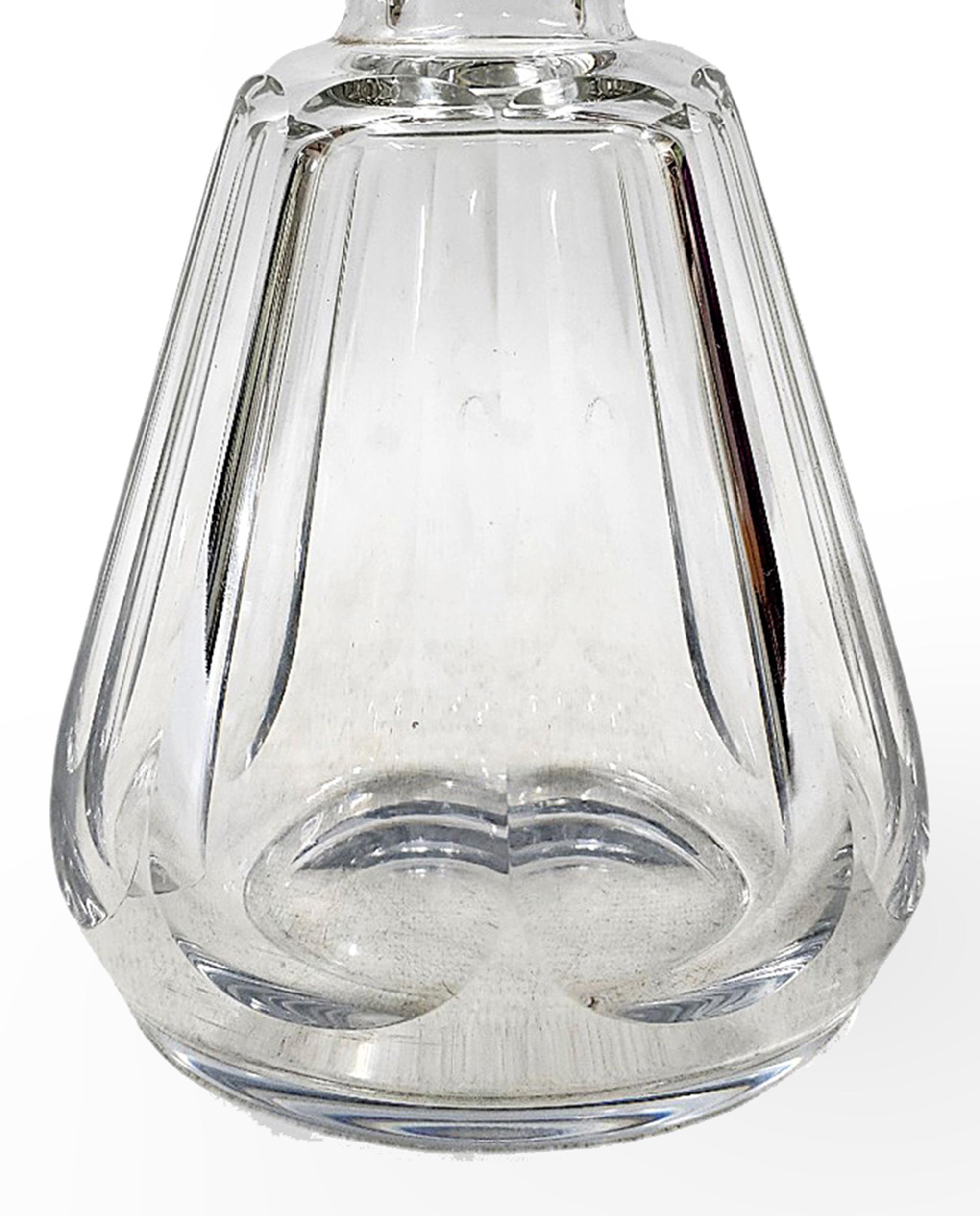 Decantador de cristal tallado/vidrio moderno de Baccarat de mediados del siglo XX con tapón, Francia en venta 2