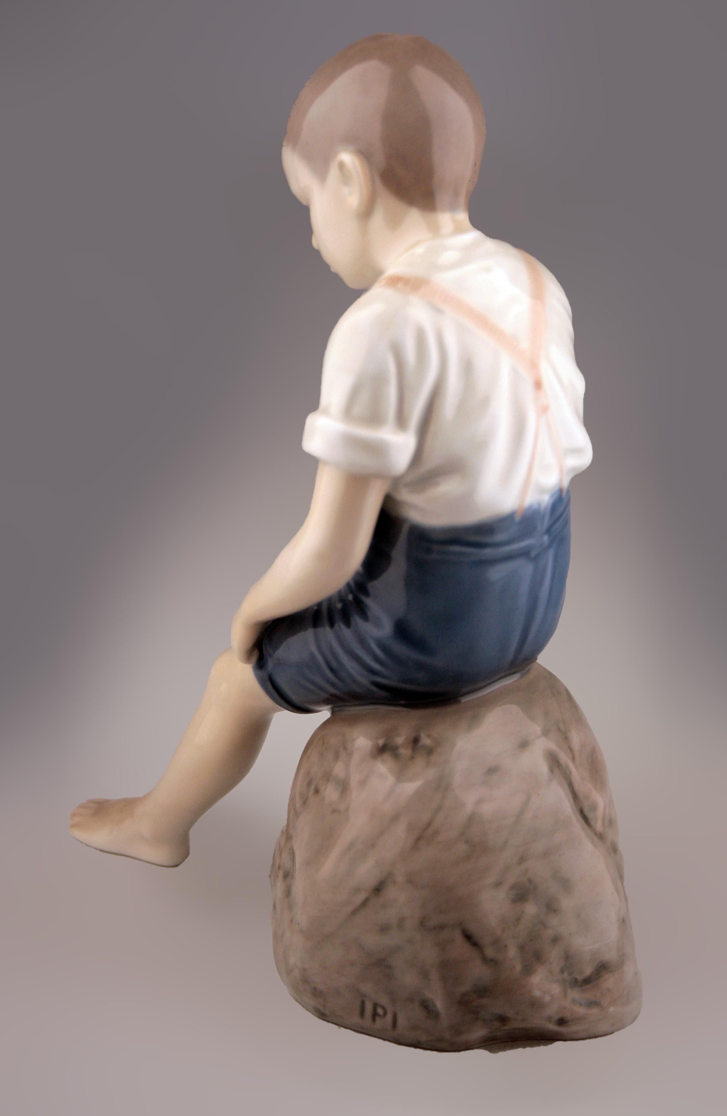 Moderne dänische Porzellanskulptur eines Jungen aus der Mitte des 20. Jahrhunderts von Bing & Grøndahl (Skandinavische Moderne) im Angebot