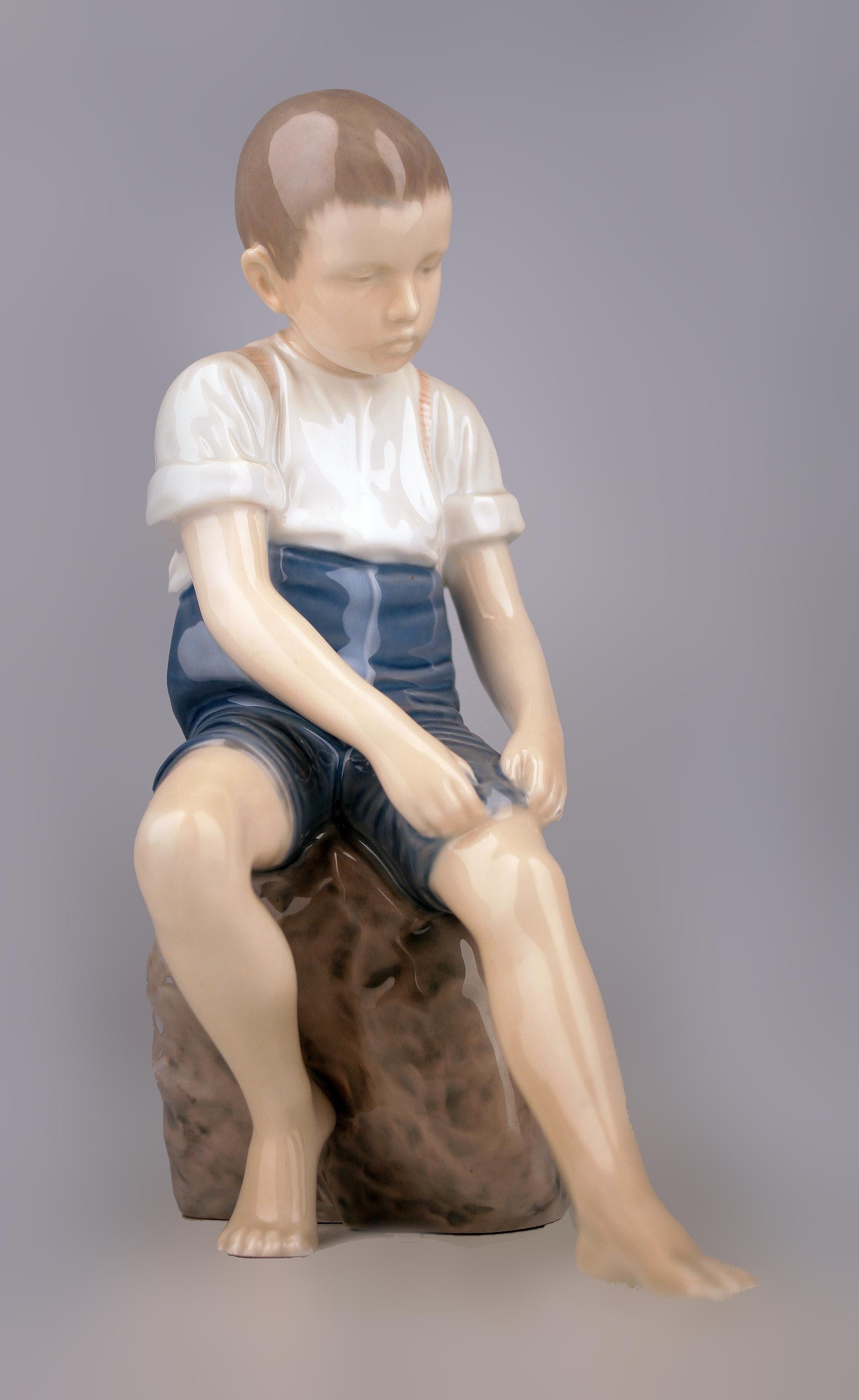 Moderne dänische Porzellanskulptur eines Jungen aus der Mitte des 20. Jahrhunderts von Bing & Grøndahl (Poliert) im Angebot