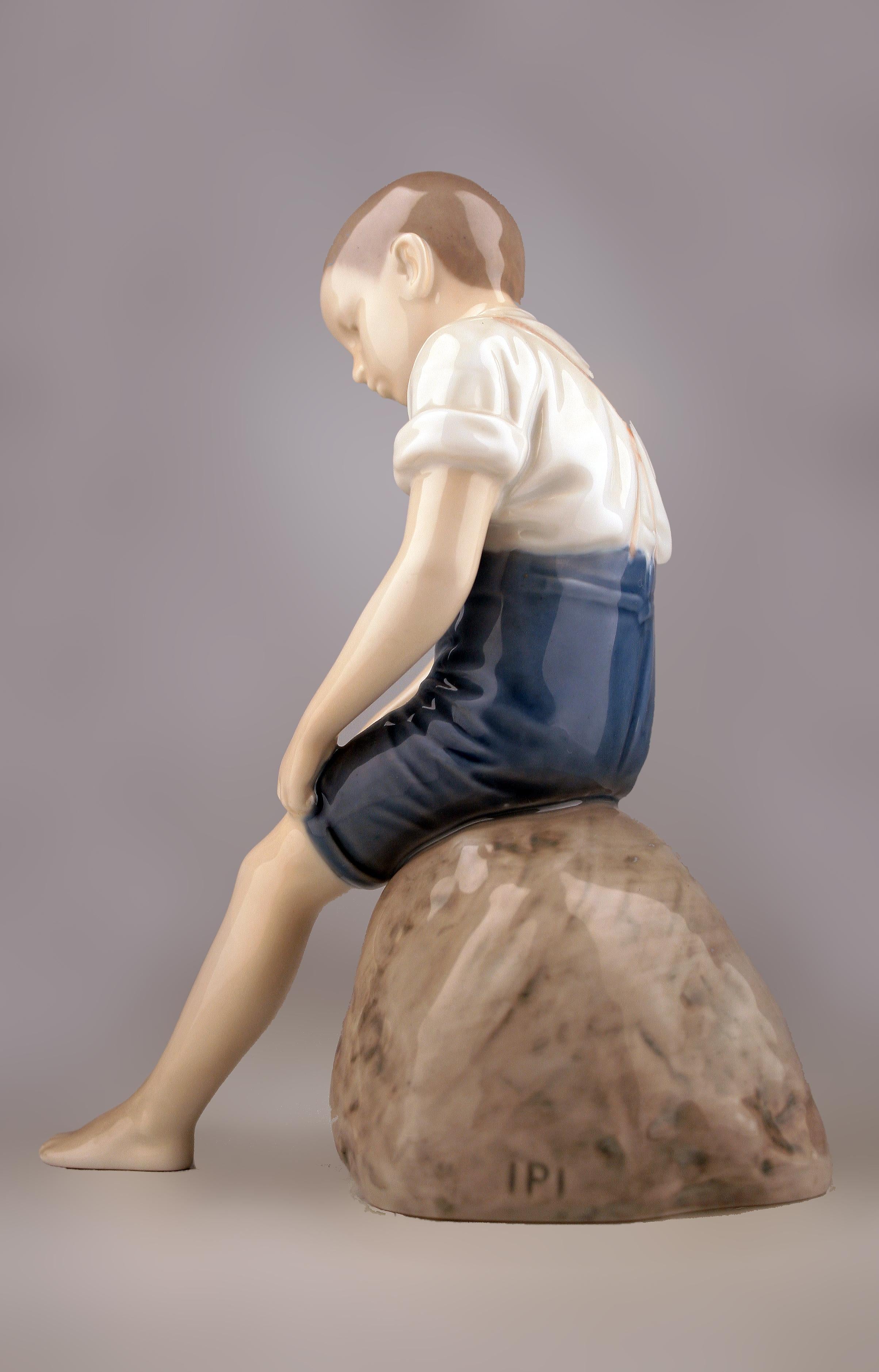 Moderne dänische Porzellanskulptur eines Jungen aus der Mitte des 20. Jahrhunderts von Bing & Grøndahl im Zustand „Gut“ im Angebot in North Miami, FL