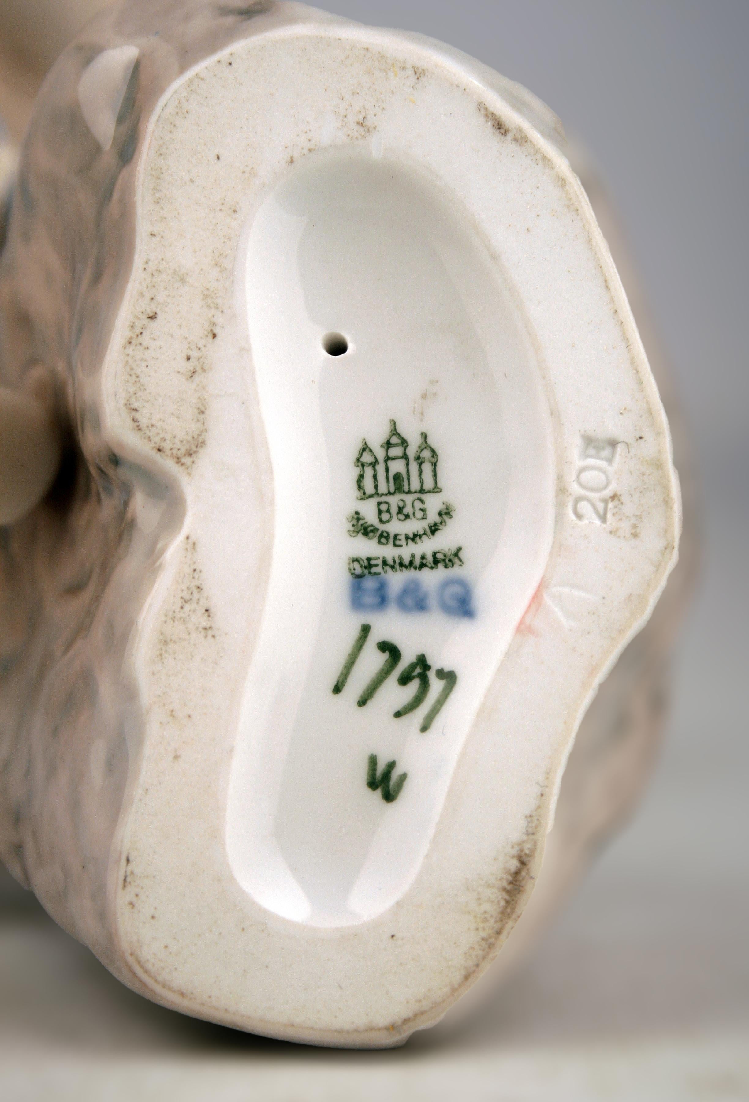 Sculpture en porcelaine danoise moderne du milieu du 20e siècle représentant un garçon par Bing & Grøndahl en vente 1