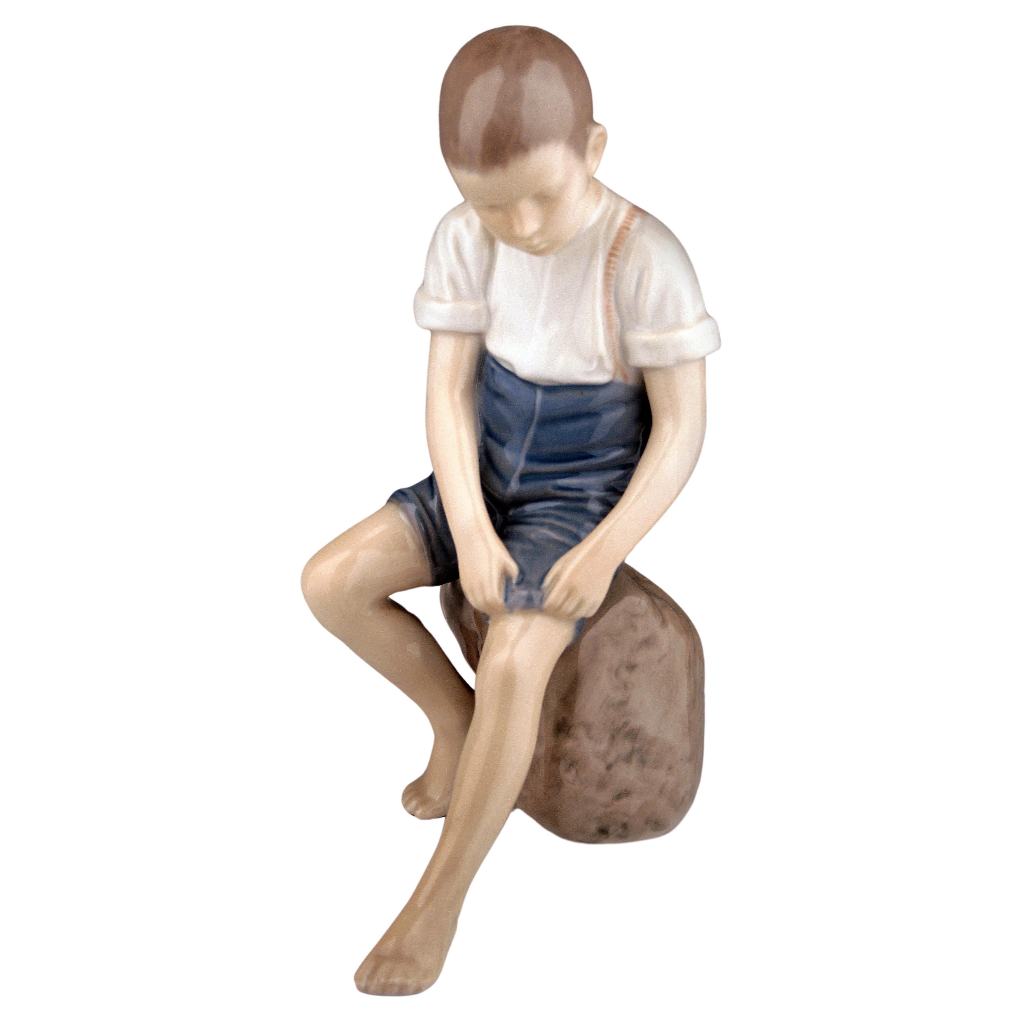 Moderne dänische Porzellanskulptur eines Jungen aus der Mitte des 20. Jahrhunderts von Bing & Grøndahl im Angebot