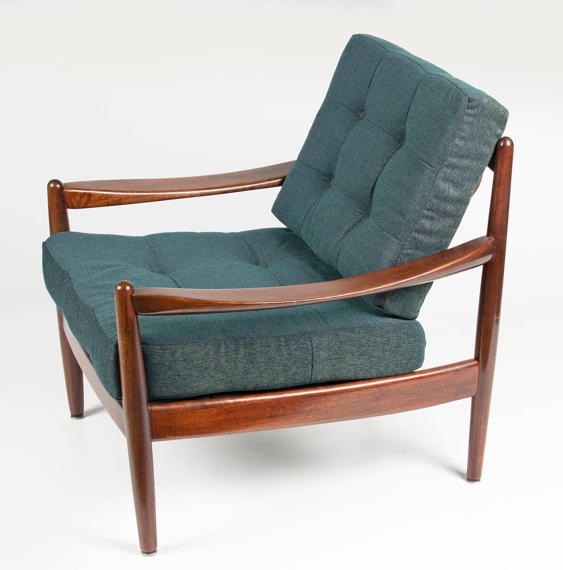 Super nice vintage lounge chair, Scandinavian design. This is probably a design by Grete Jalk, but the chair is not marked. The chair has recently been fitted with new upholstery, both the cushions and the upholstery have been renewed.
This chair