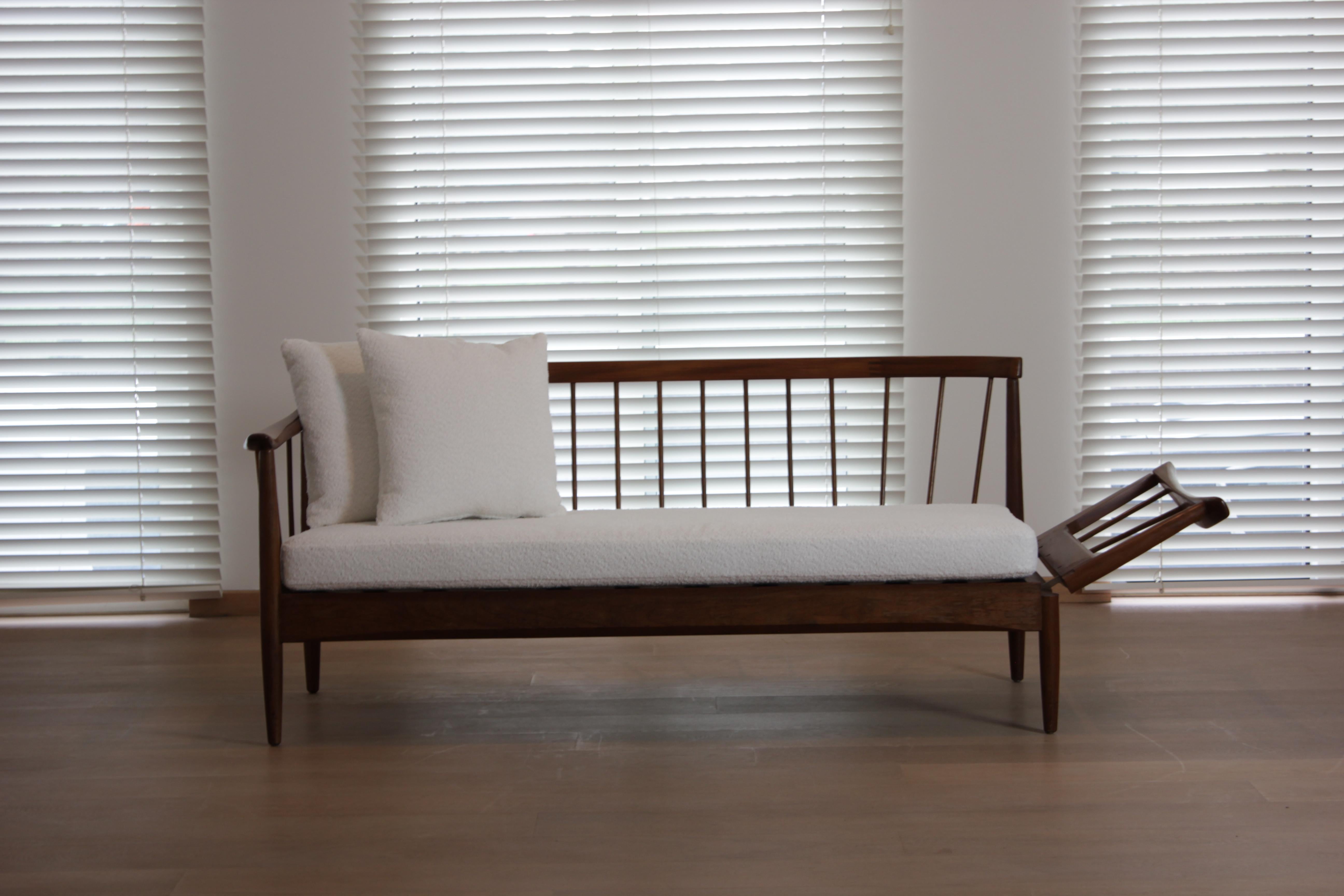 Bouclé Mid 20th Century Modern Daybed by Greaves & Thomas, 1960s For Sale