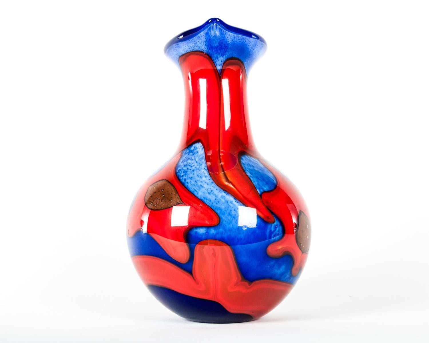 Pièce décorative / vase en forme de cœur de style art déco du milieu du 20e siècle. La pièce est en très bon état  condition. Cette pièce est tout simplement exquise. Usure mineure correspondant à l'âge et à l'utilisation. Le vase mesure  environ 12