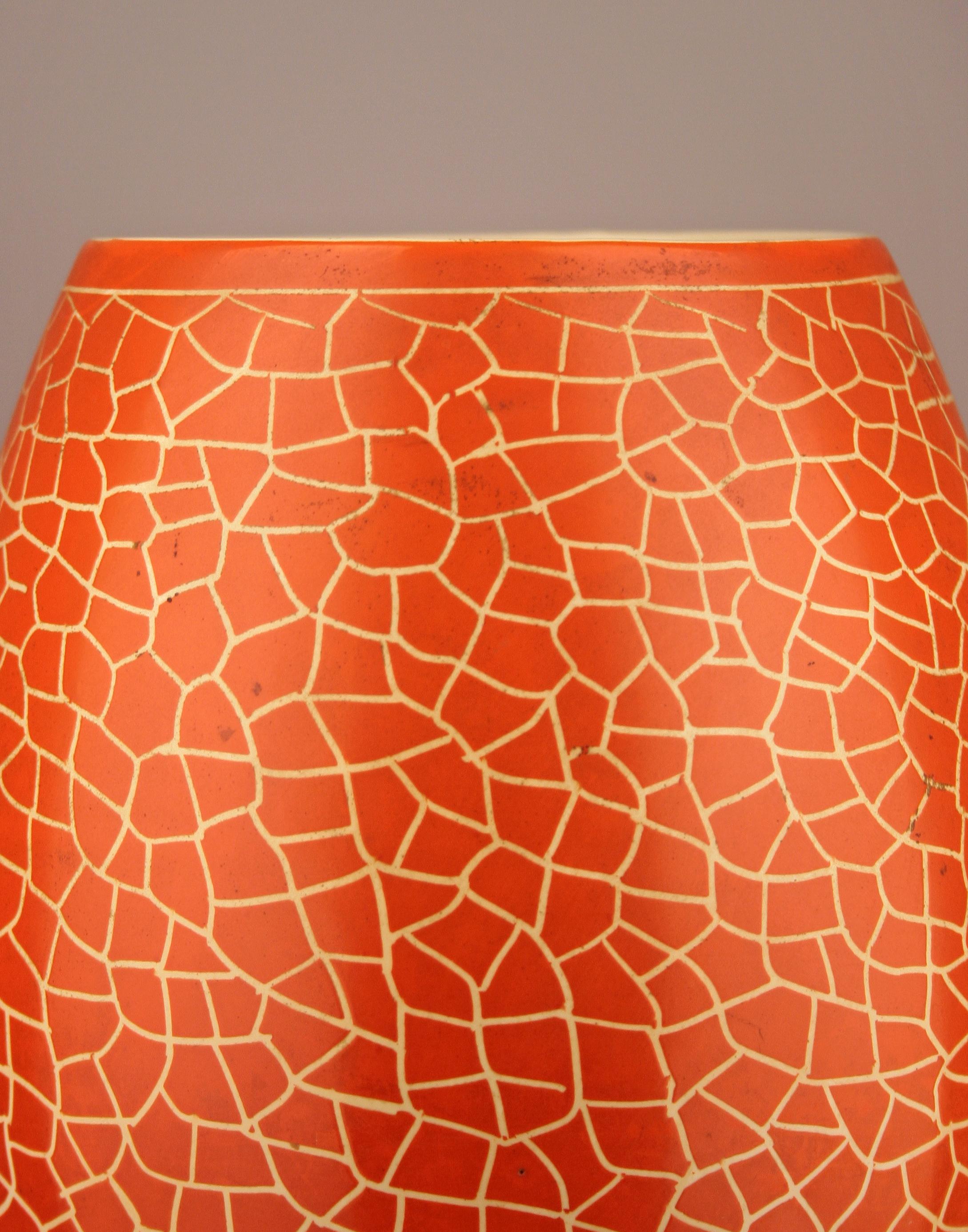 Ère spatiale Vase italien moderne du milieu du 20e siècle, semblable à un Deruta, peint en céramique émaillée orange en vente