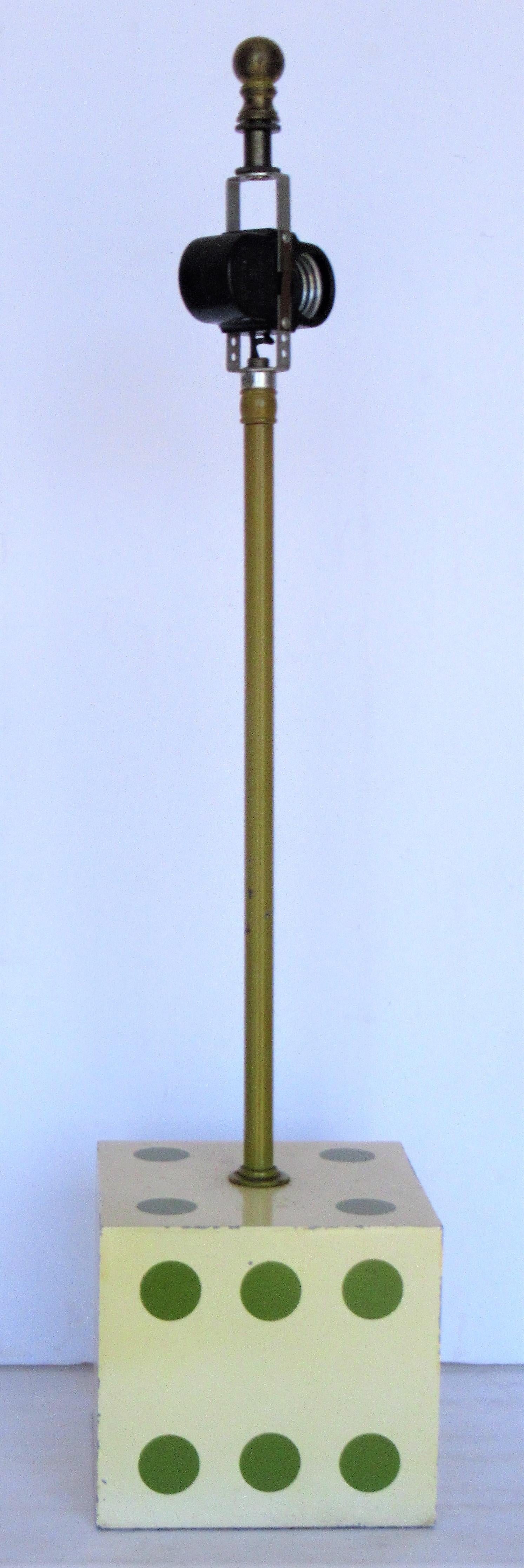 Mid Century Modern Würfel Form Tischlampe (Moderne der Mitte des Jahrhunderts) im Angebot