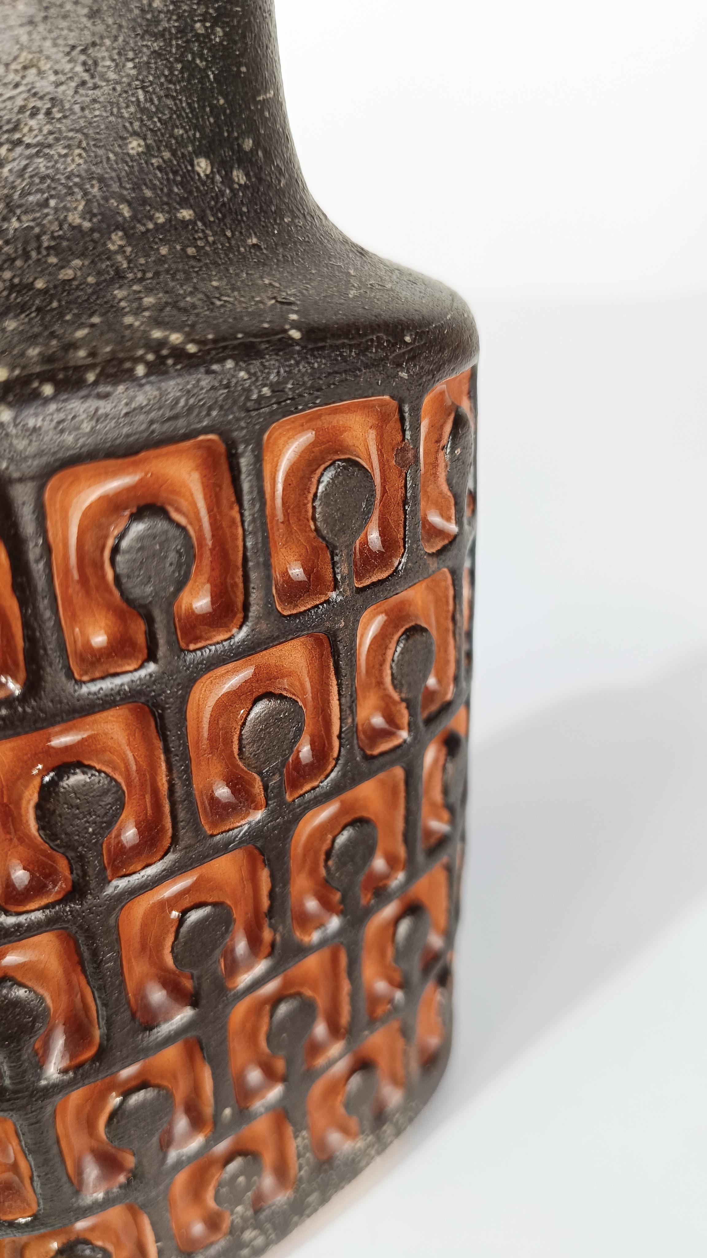 Wir bieten einen Krug / Vase zum Verkauf an, der in den 70er Jahren von der Firma VEB Haldensleben hergestellt wurde (wie die auf dem Boden eingeprägte Marke bezeugt) und zu der großen Produktion von extrem strukturierter ostdeutscher Keramik namens