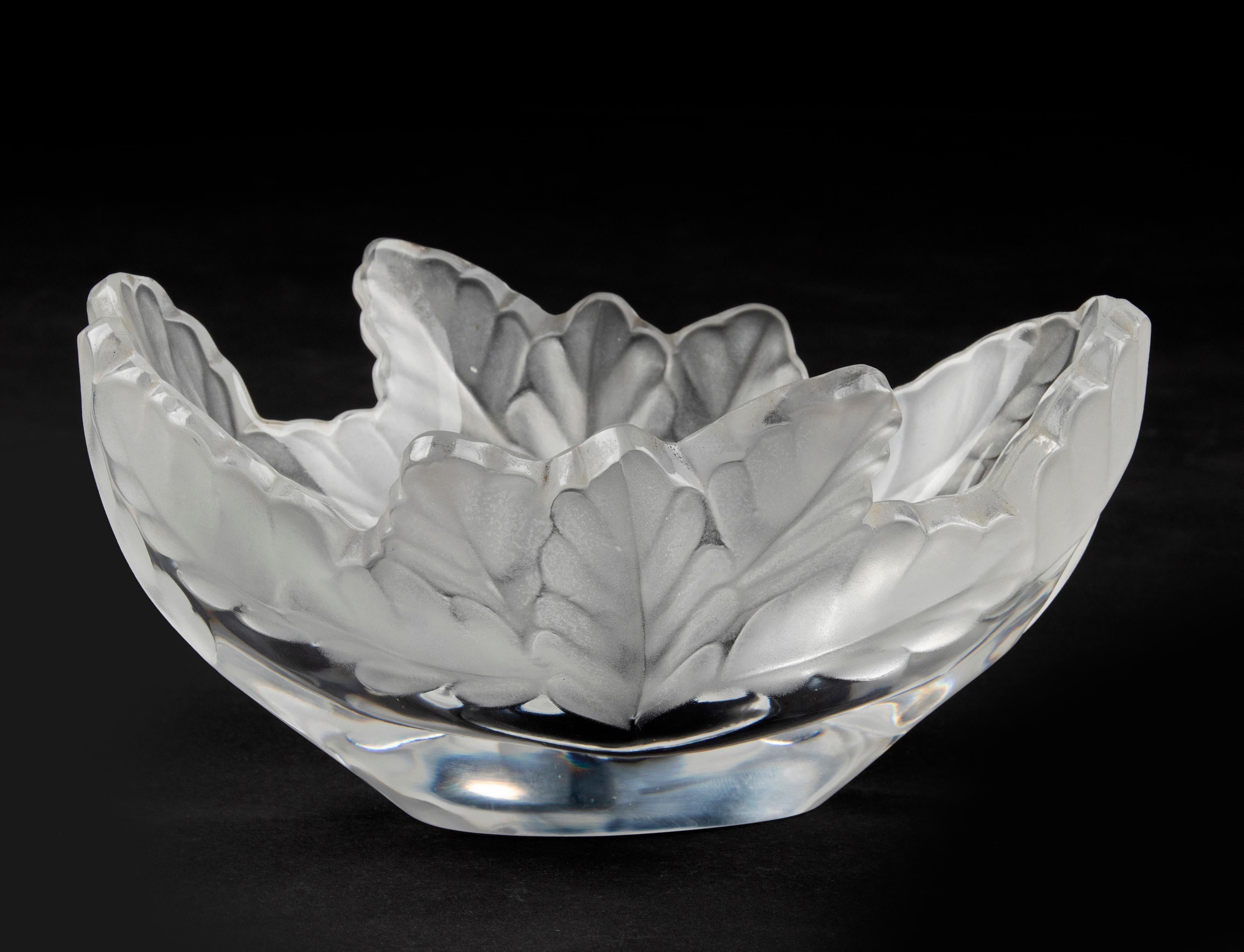 Schöne Kristallschale der französischen Marke Lalique. Der Kristall hat die Form eines Eichenblatts und ist außen satiniert. Das Modell heißt 
