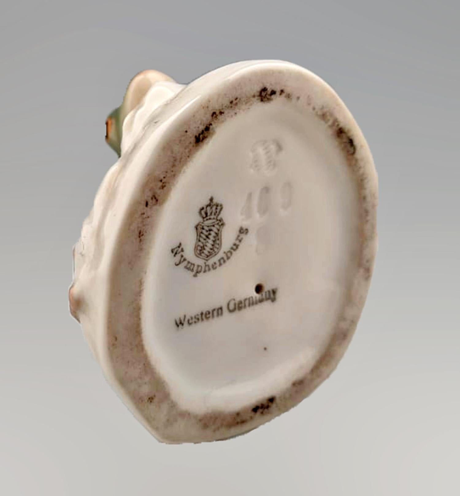 Deutscher glasierter und bemalter Porzellanfrosch von Nymphenburg, Moderne der Mitte des 20. Jahrhunderts (Glasiert) im Angebot