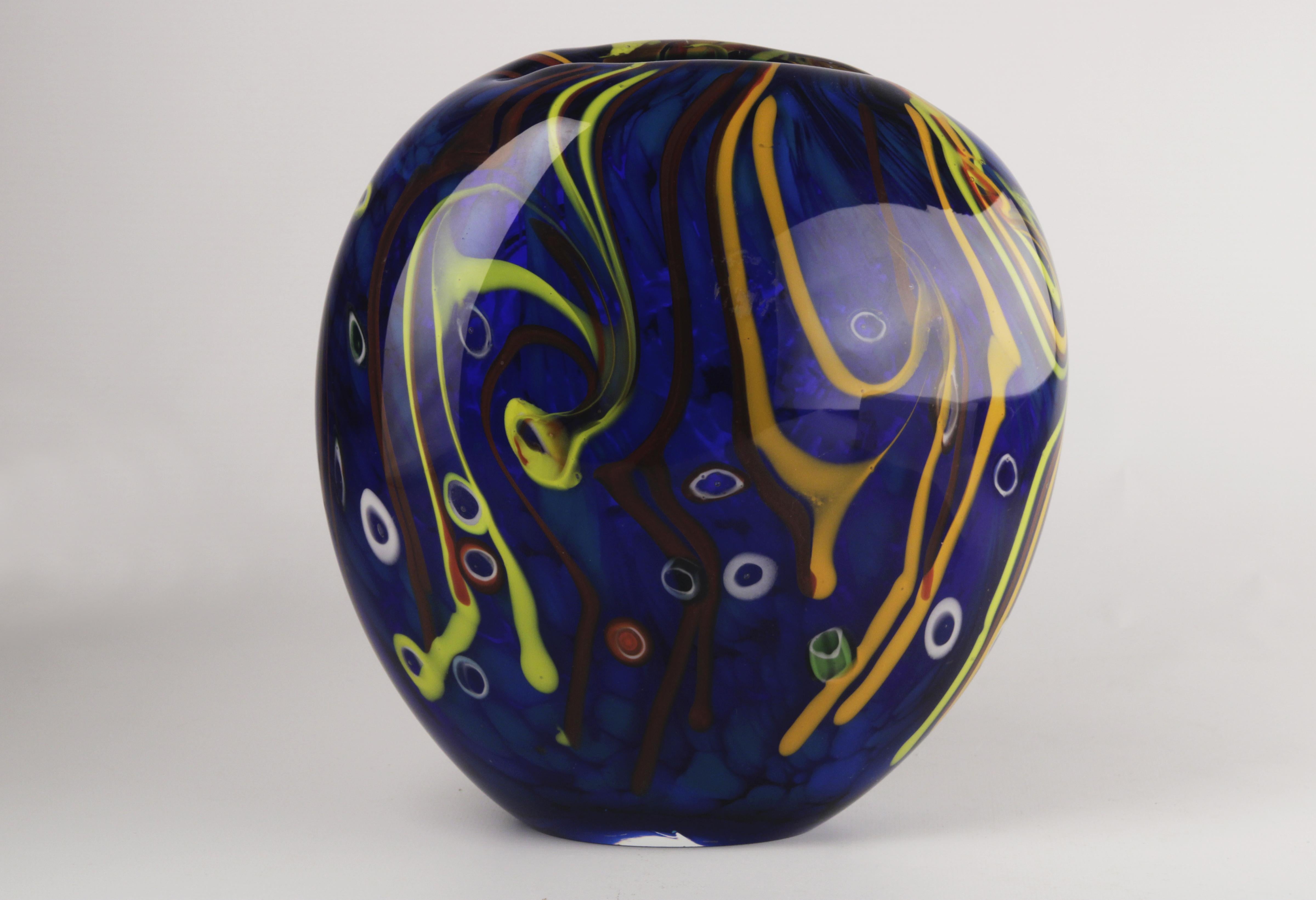 Italiano Vaso in vetro di Murano blu smaltato colorato di design italiano della metà del 20° secolo in vendita