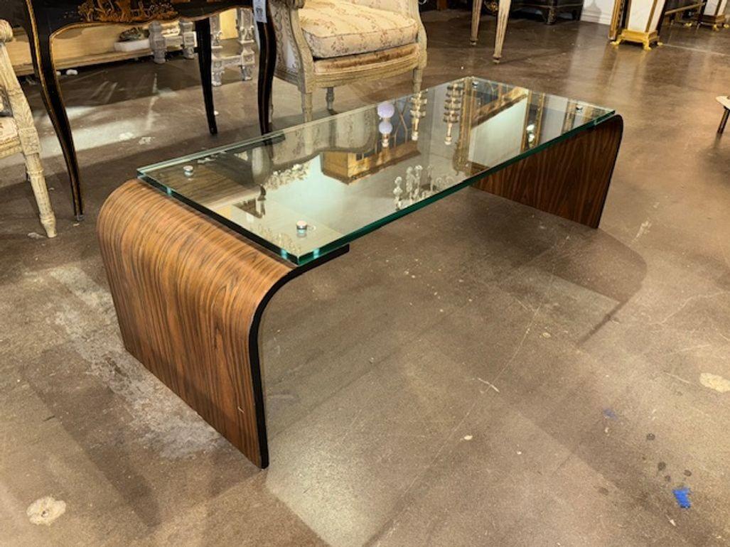 Elegante tavolino moderno italiano della metà del XX secolo in noce e vetro. Crea un'atmosfera molto elegante che farà sicuramente colpo!!! Circa 1960.
57w x 20d x 16,5h