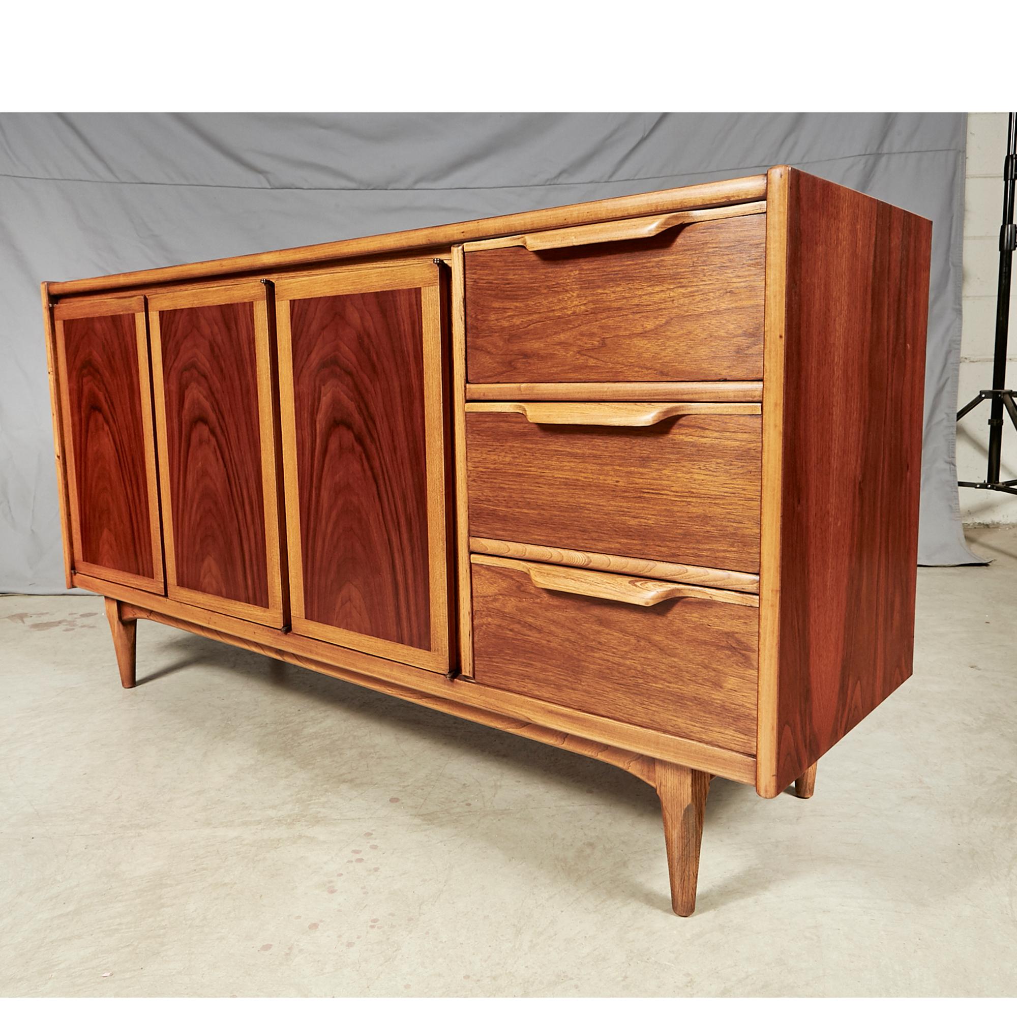 Mid-20th Century Modern Lane Furniture Walnut Credenza In Excellent Condition For Sale In Amherst, NH