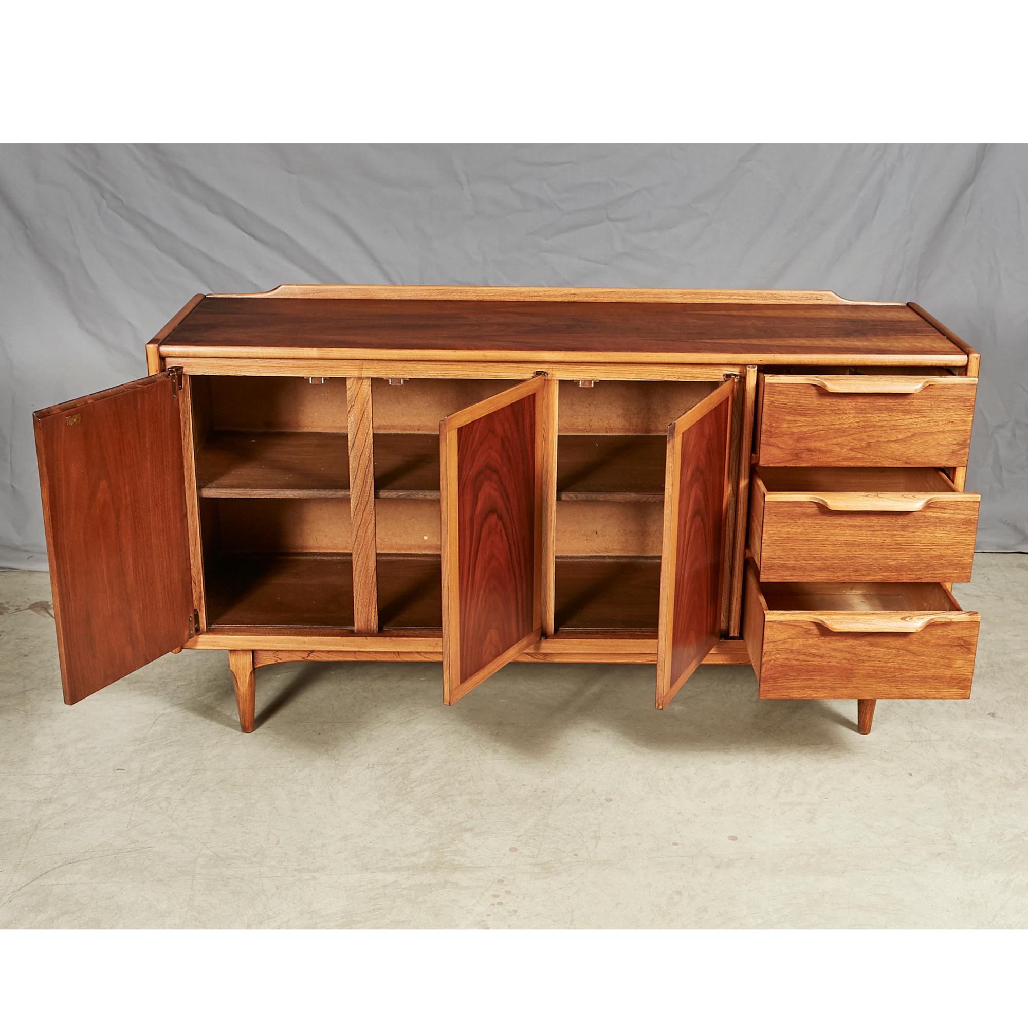 Mid-20th Century Modern Lane Furniture Walnut Credenza For Sale 1