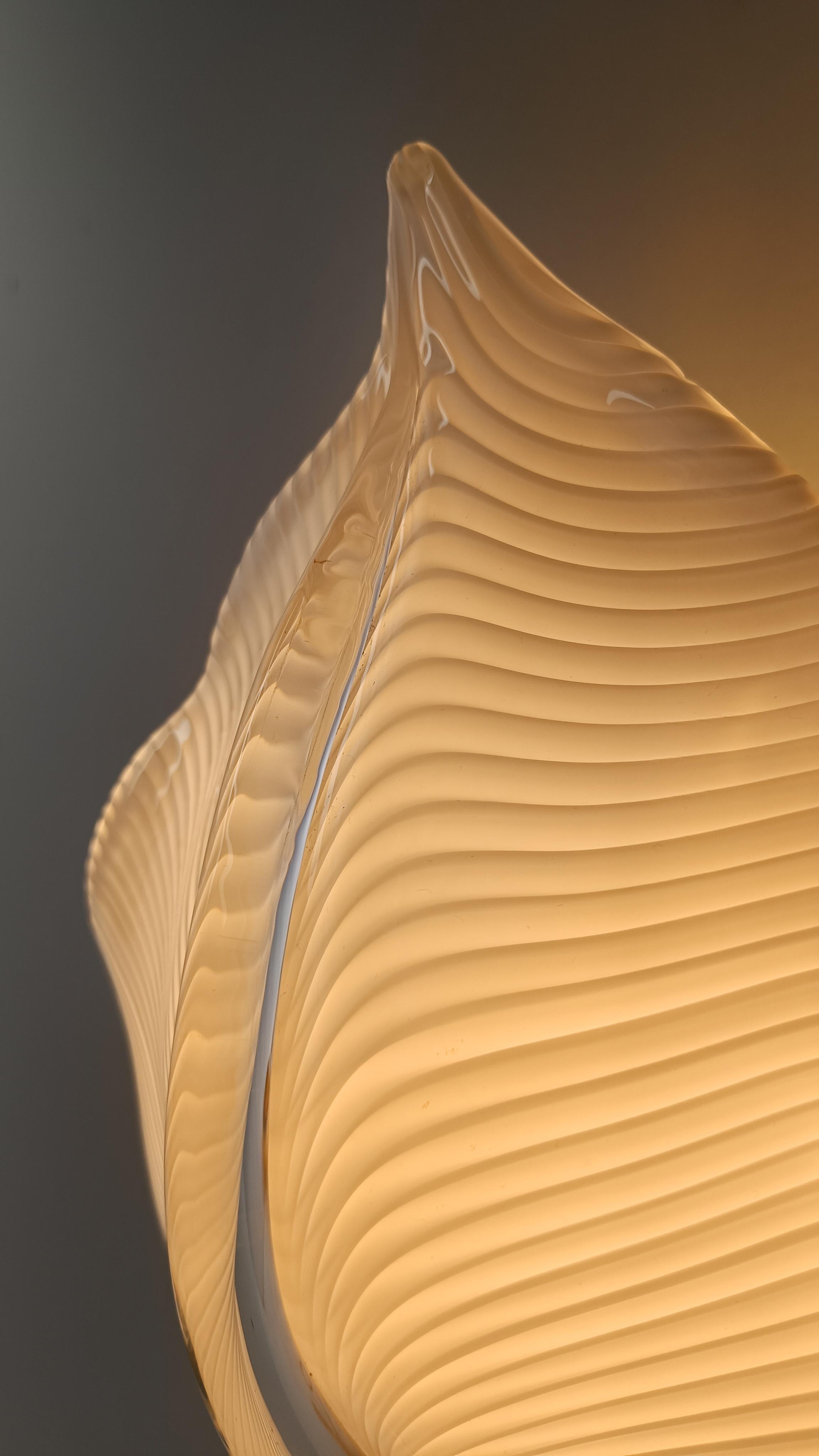 Mid-Century Modern Applique à feuilles du milieu du XXe siècle en verre de Murano rayé blanc, Italie, années 60 en vente