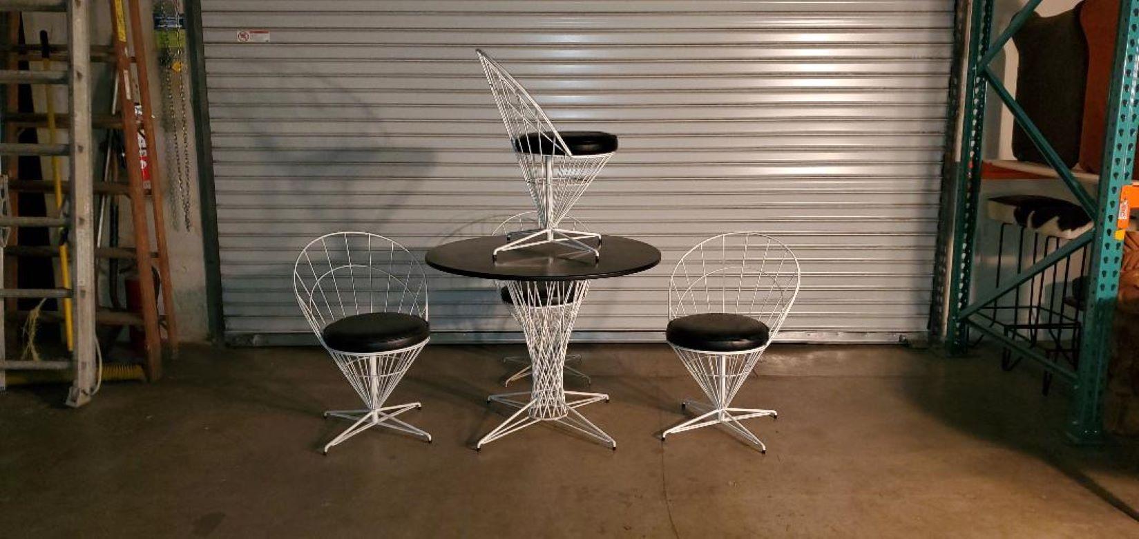 Mid 20th Century Modern Open Metal Wire Dining Table and Chairs, Set of 5 In Good Condition For Sale In Monrovia, CA
