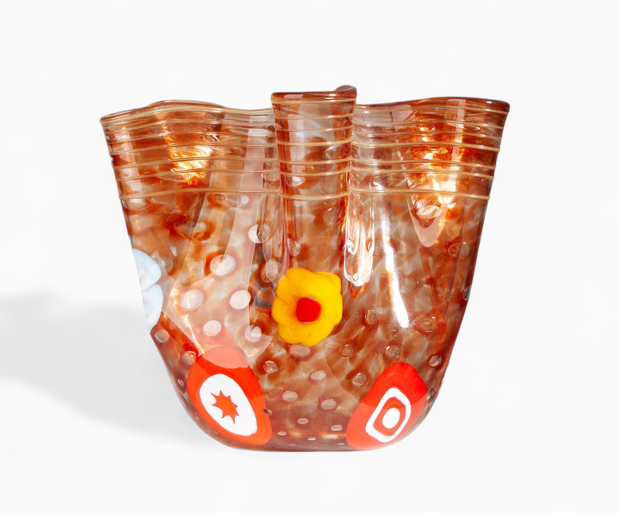 Mitte des 20. Jahrhunderts Moderne geblümte orangefarbene Murano-Glasvase mit Falten, Italien

Von: unbekannt
MATERIAL: Glas, Muranoglas, Kunstglas
Technik: gegossen, geformt, glasiert, handgefertigt, 
Abmessungen: 9 in x 6.5 in
Datum: Mitte des 20.
