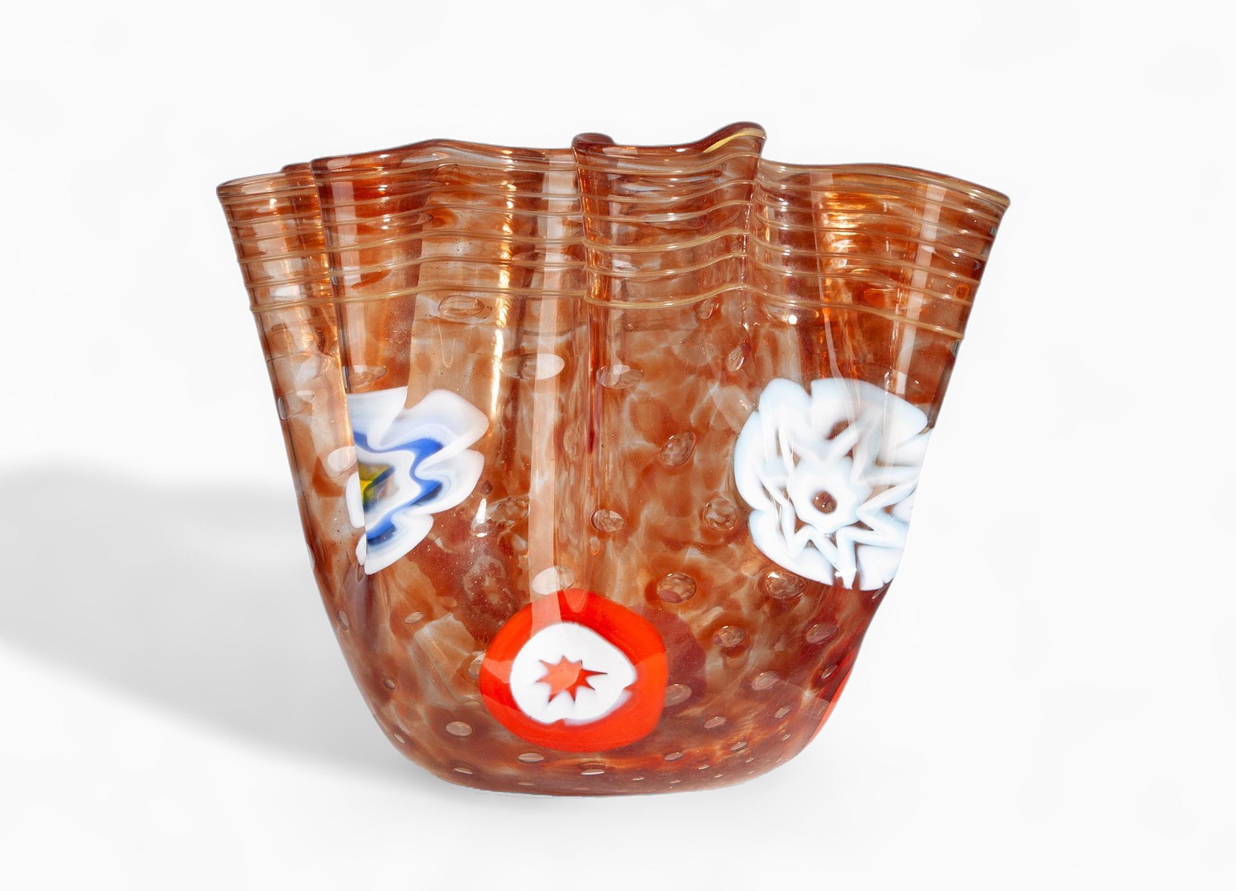 Mitte des 20. Jahrhunderts Modernes oranges Murano-Glas 'Fazzoletto' Vase mit Foldes, Italien (Moderne der Mitte des Jahrhunderts) im Angebot
