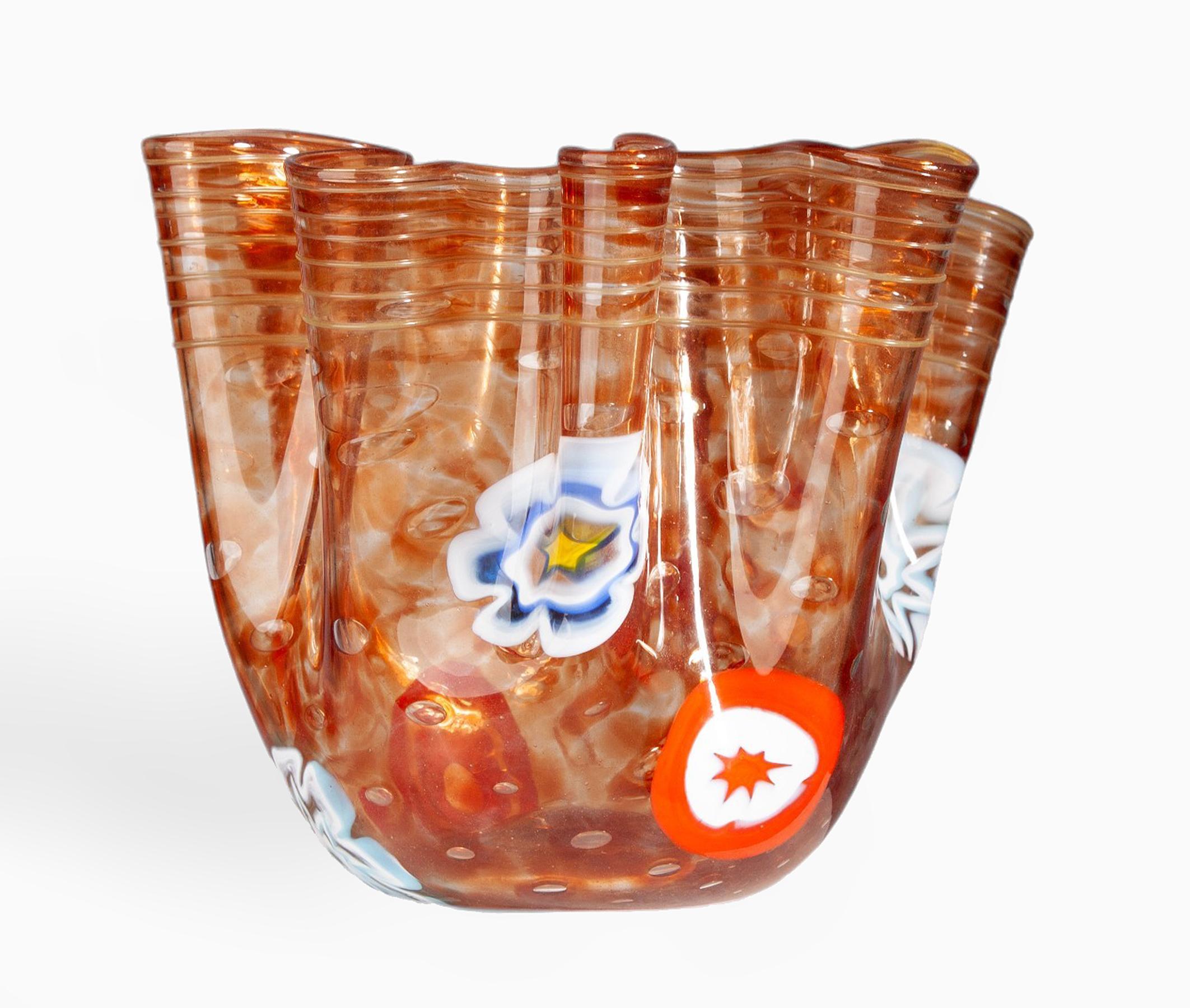 Mitte des 20. Jahrhunderts Modernes oranges Murano-Glas 'Fazzoletto' Vase mit Foldes, Italien (Italienisch) im Angebot