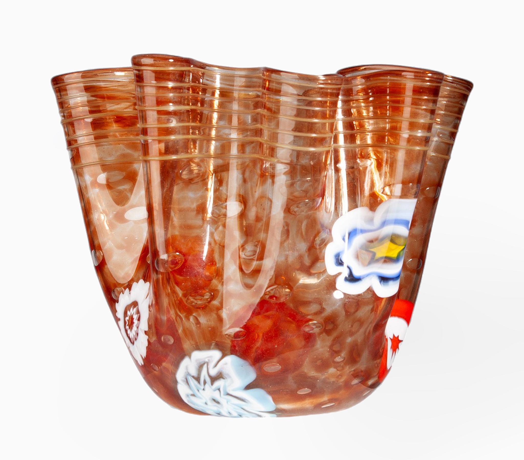 Mitte des 20. Jahrhunderts Modernes oranges Murano-Glas 'Fazzoletto' Vase mit Foldes, Italien (Geformt) im Angebot