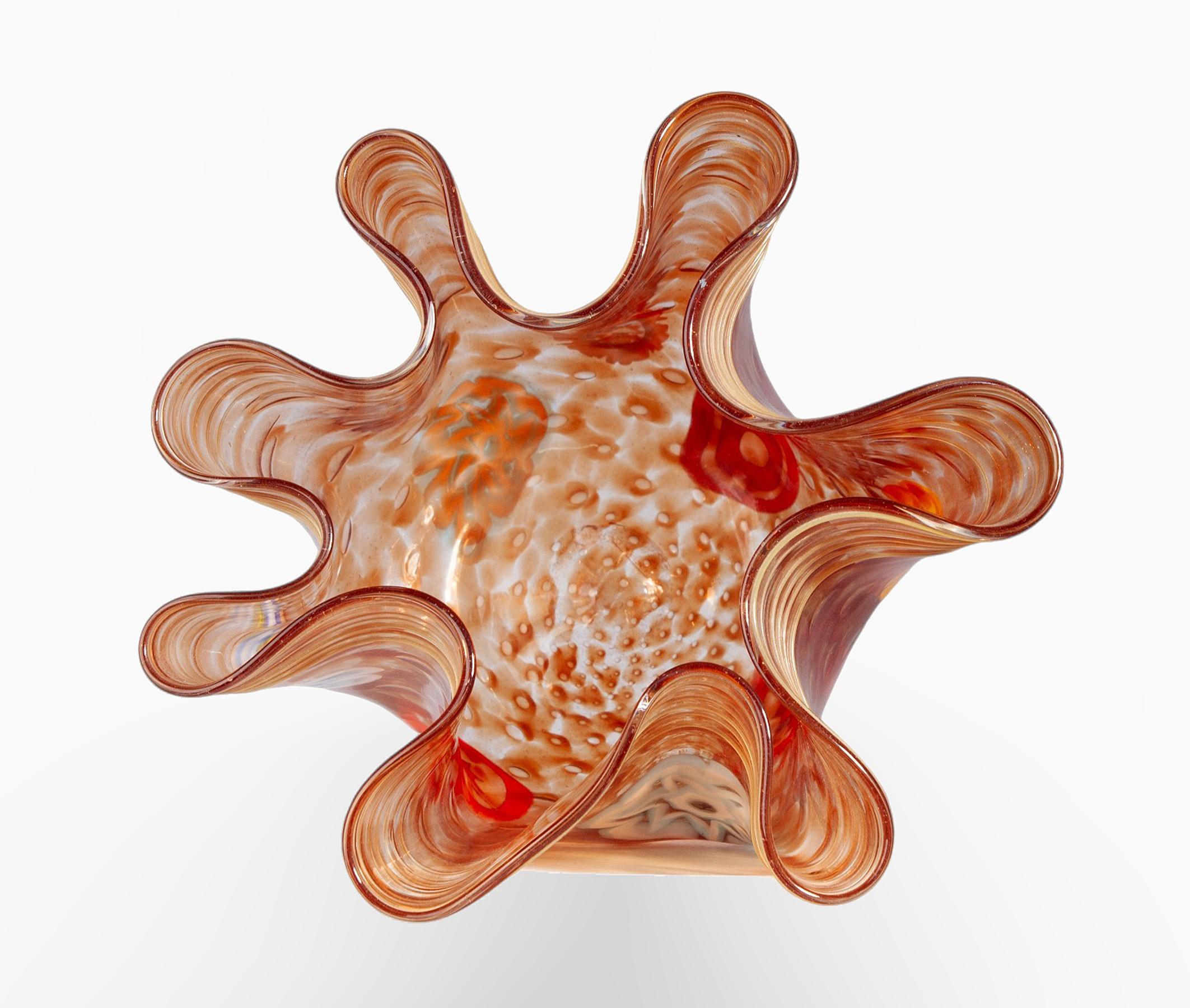 Mitte des 20. Jahrhunderts Modernes oranges Murano-Glas 'Fazzoletto' Vase mit Foldes, Italien im Angebot 2